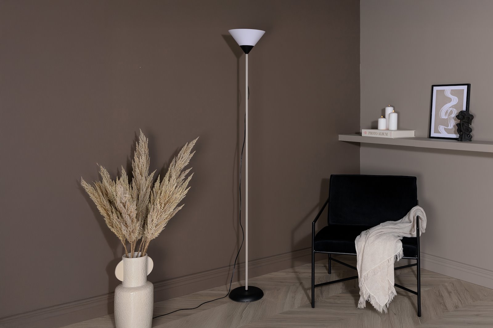 Batang gulvlampe Beige, hvit skjerm