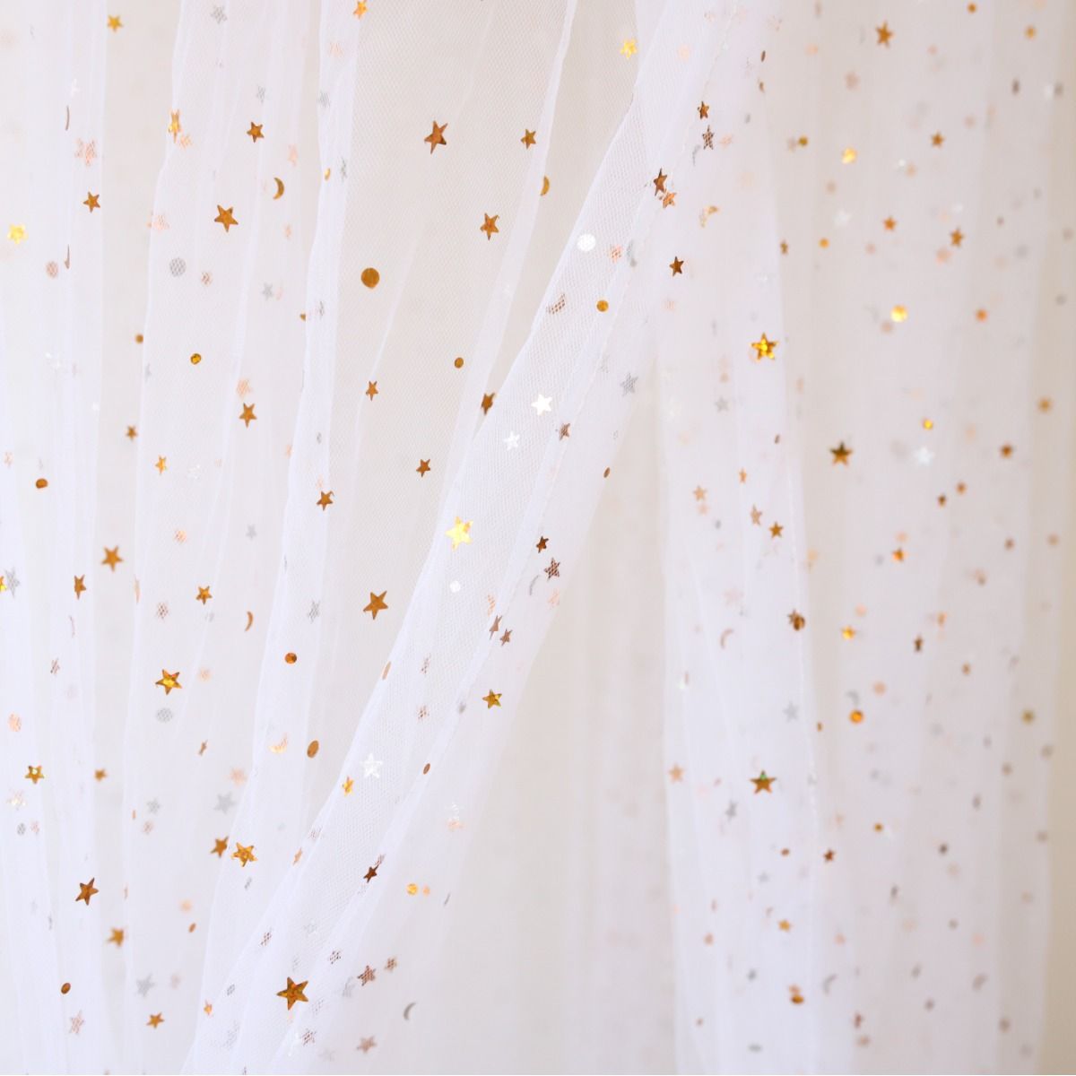 Ciel de lit tulle et sequins dorés Surprise Partie !