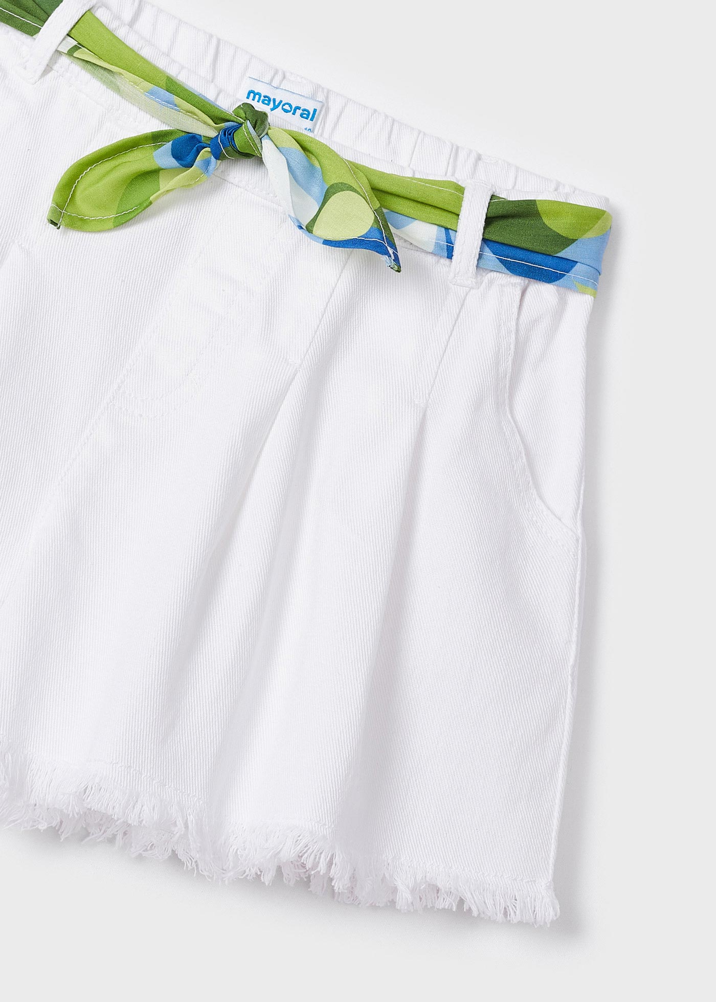 Calções de algodão estampados para meninas com cinto, feitos de algodão sustentável.