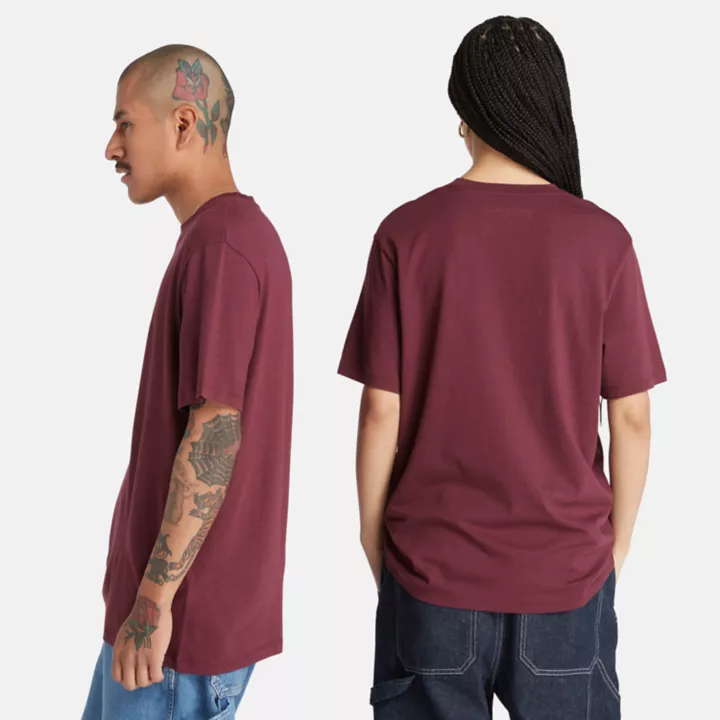 Camiseta Tencel x Refibra com estampa gráfica na cor bordô.
