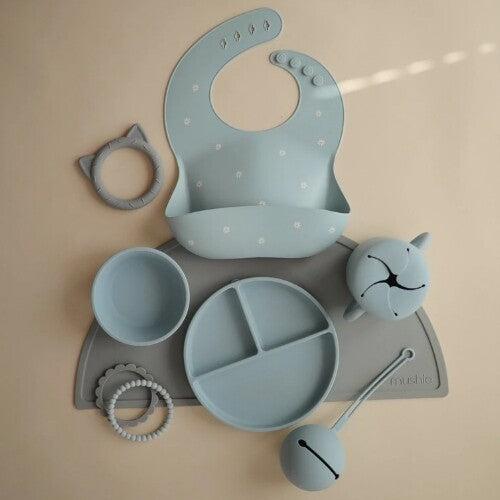 Mushie siliconen kinderkom met zuignap - powder blue