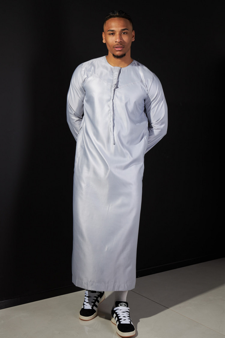 Qamis satiné gris à pompoms