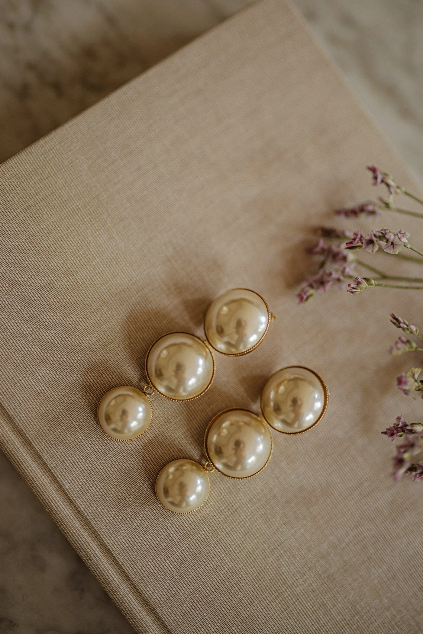 NÉLYA - Maxi boucles d'oreilles puces pendantes perles plaqué argent | Doré