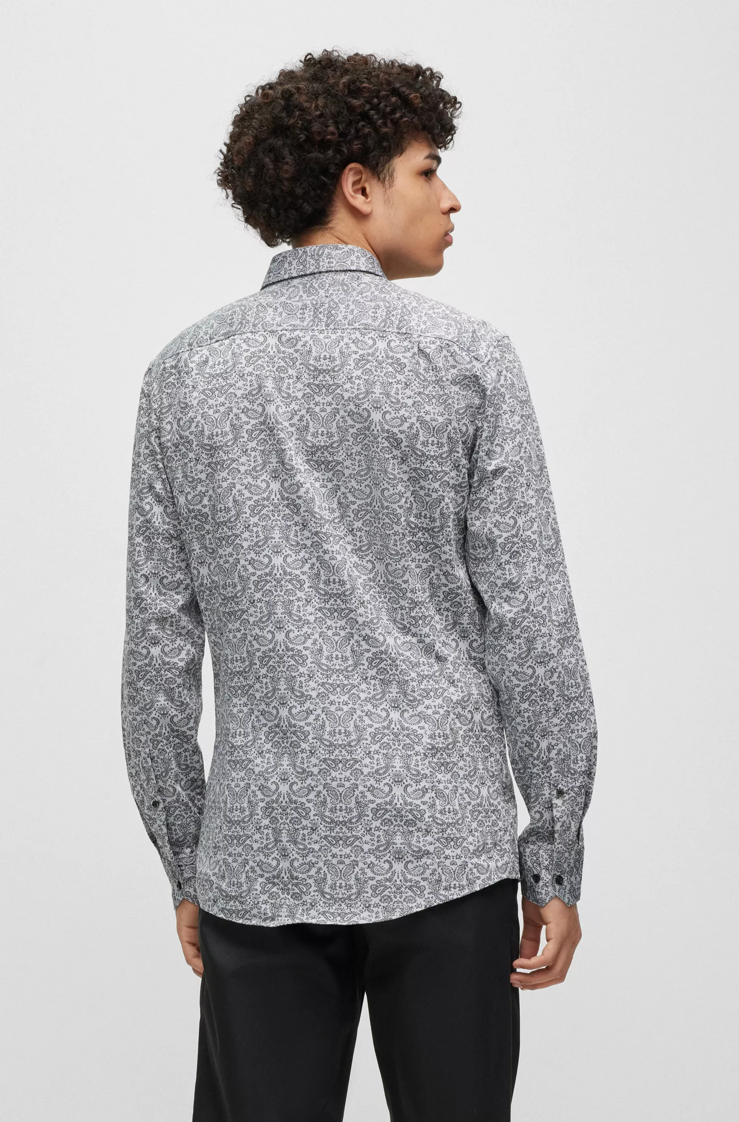 Camisa HUGO vermelha, corte extra slim, em jacquard de algodão com estampa paisley.
