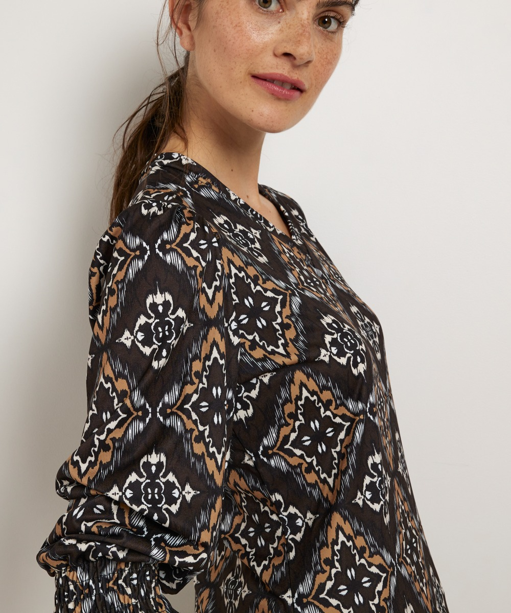 v-hals top met klassieke print