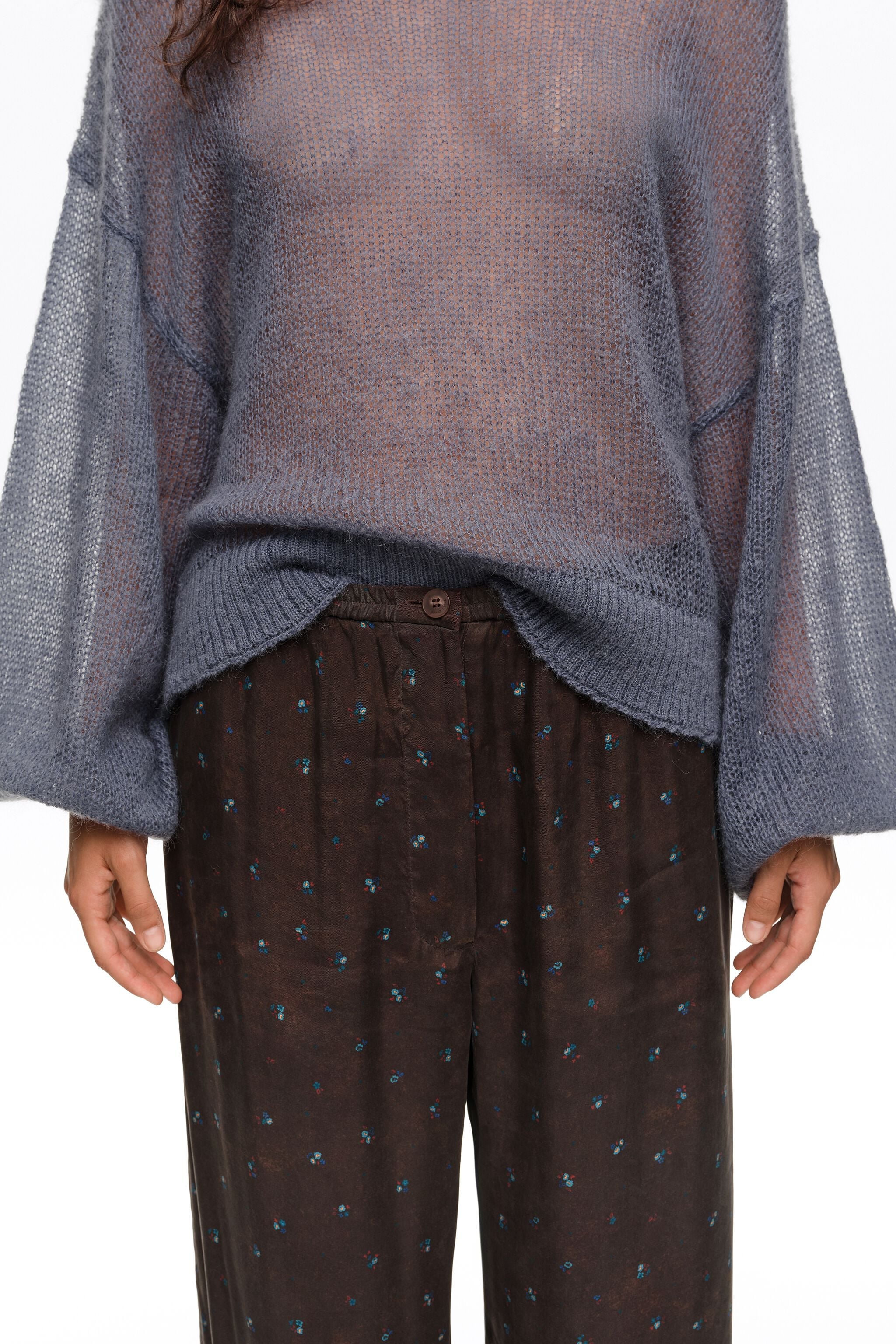 Suéter azul claro de mohair com decote canoa