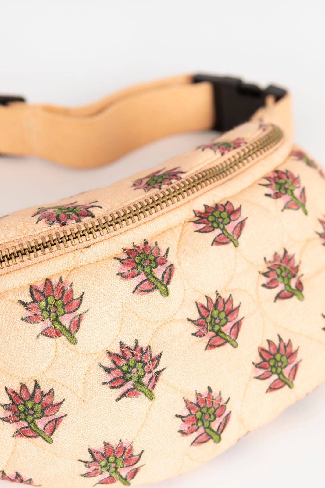 Zacht oranje doorgestikte crossbody tas met print