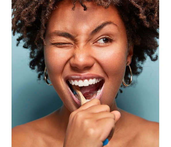 Colgate 360° Aktivkohle Mittel Zahnbürste Optimale Zahnzwischenraumreinigung