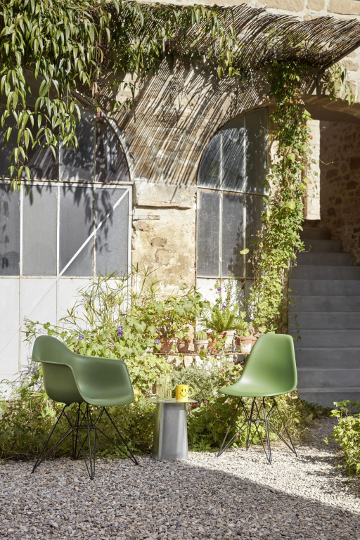 Vitra Eames DAR stoel zwart gepoedercoat onderstel, Mustard