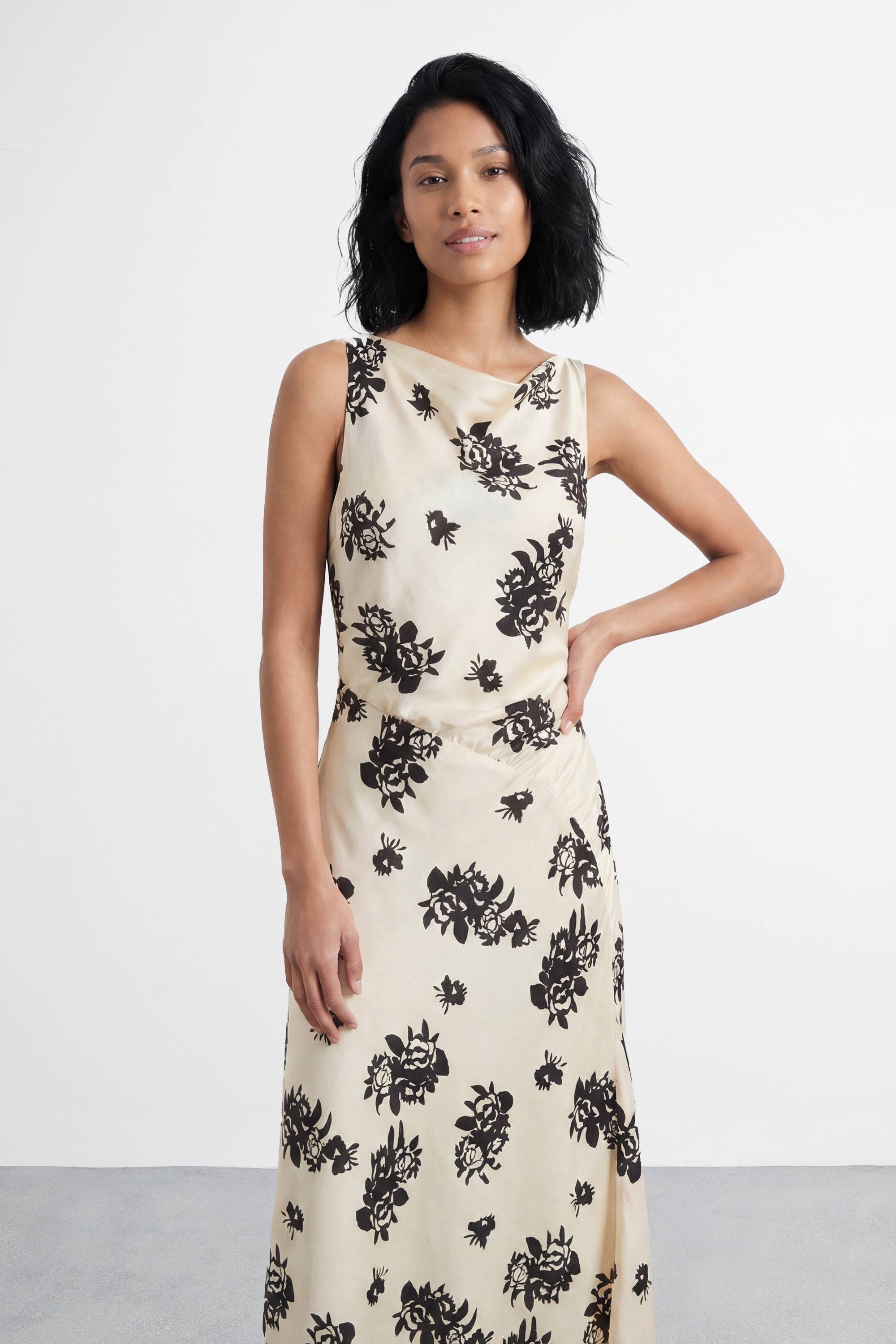 Warehouse Robe Maxi Biais À Imprimé Fleuri Petite Avec Col Nageur Et Détails De Coutures