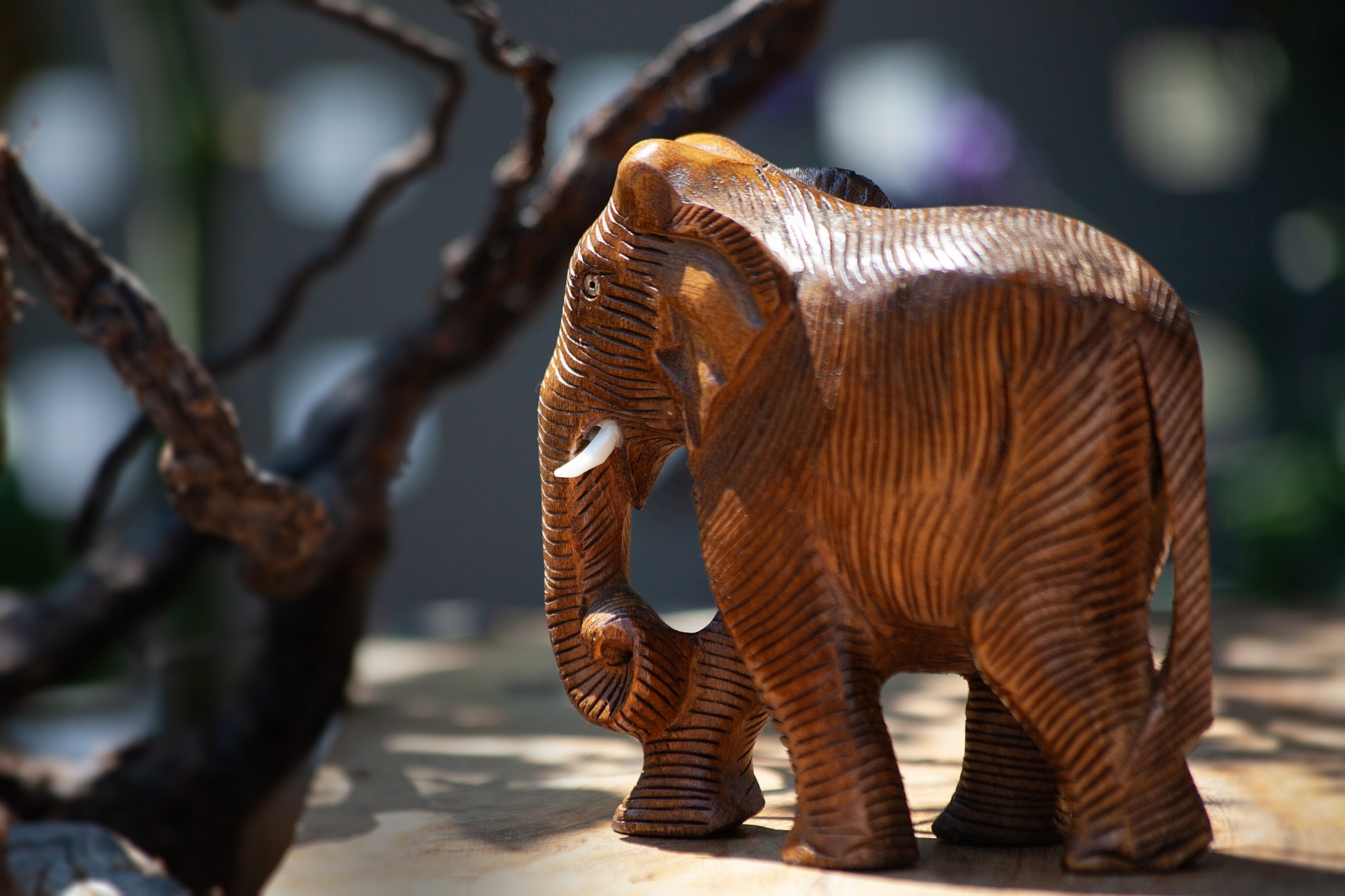 Elefant aus Holz, braun, H 10 cm, B 11 cm, T 4 cm von fischer's lagerhaus