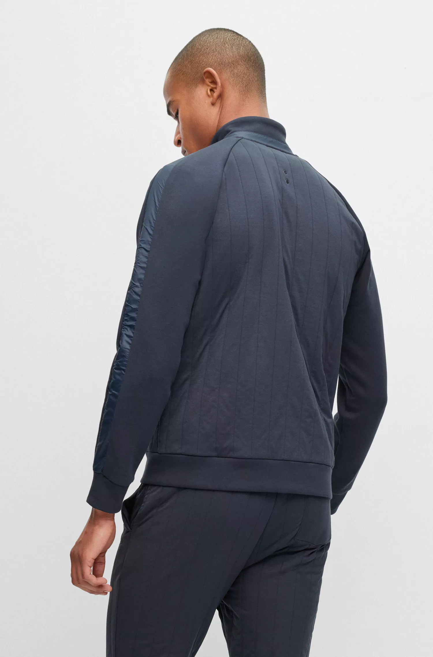 Moletom BOSS Green-Hybrid com zíper e tecido jersey acolchoado verticalmente.