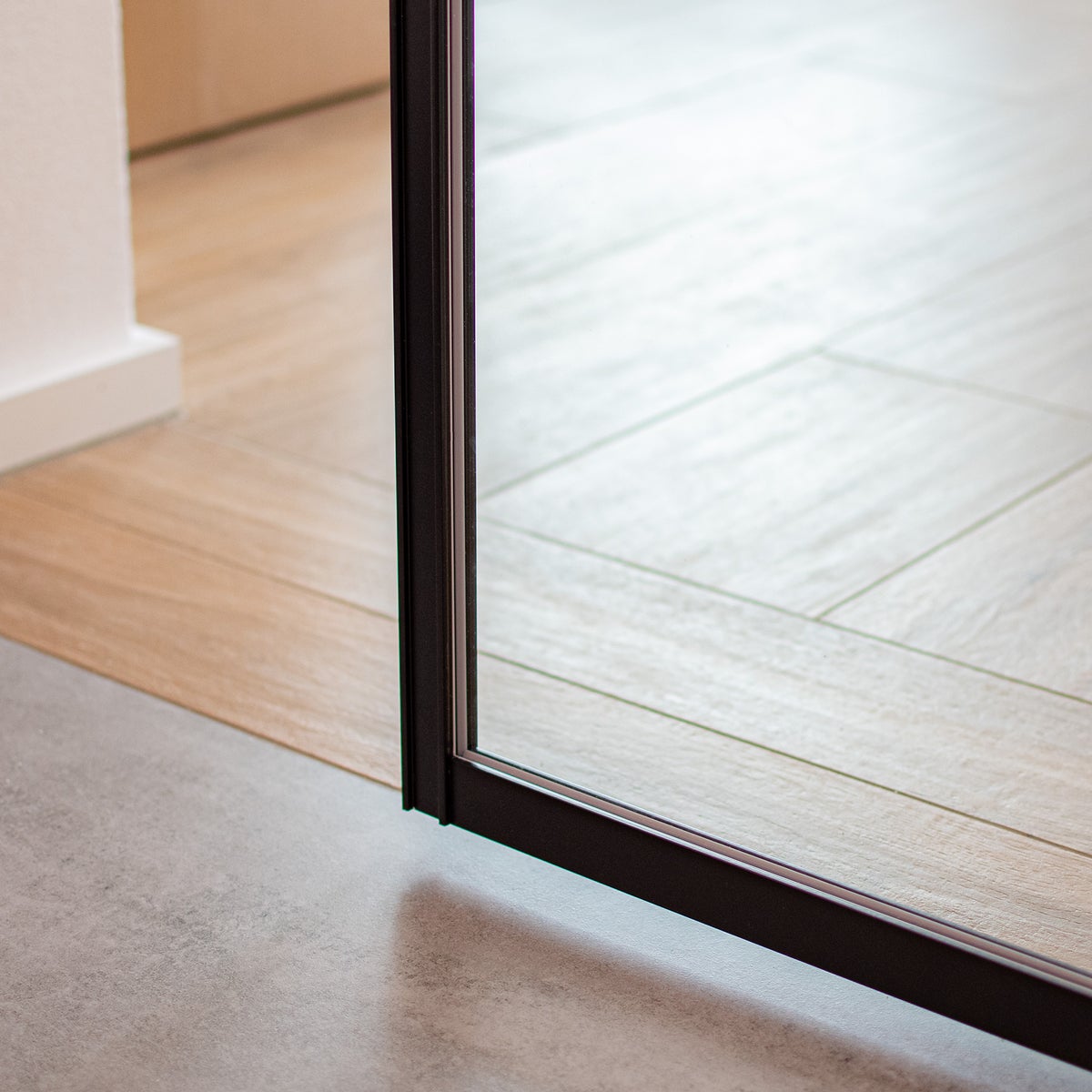 Schuifdeur van glas, met frame, zwart, helder glas, 1025x2200, nisdeur - softclose aan beide zijden