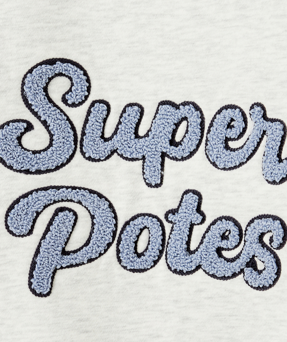 SWEAT GARÇON EN FIBRES RECYCLÉES GRIS CHINÉ AVEC MESSAGE EN BOUCLETTES BLEU