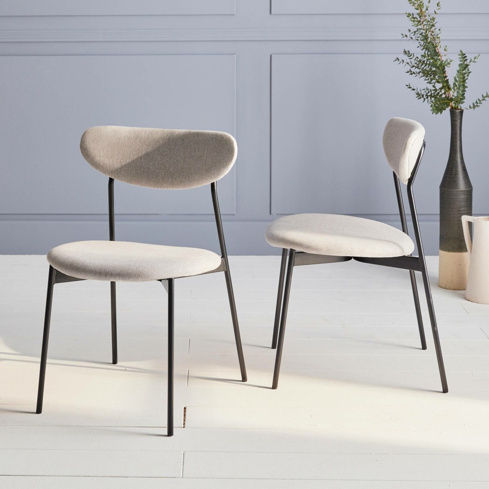 Lot de 2 chaises - arty - scandinaves et vintage. Assise et dossier gris clair. Pieds en acier