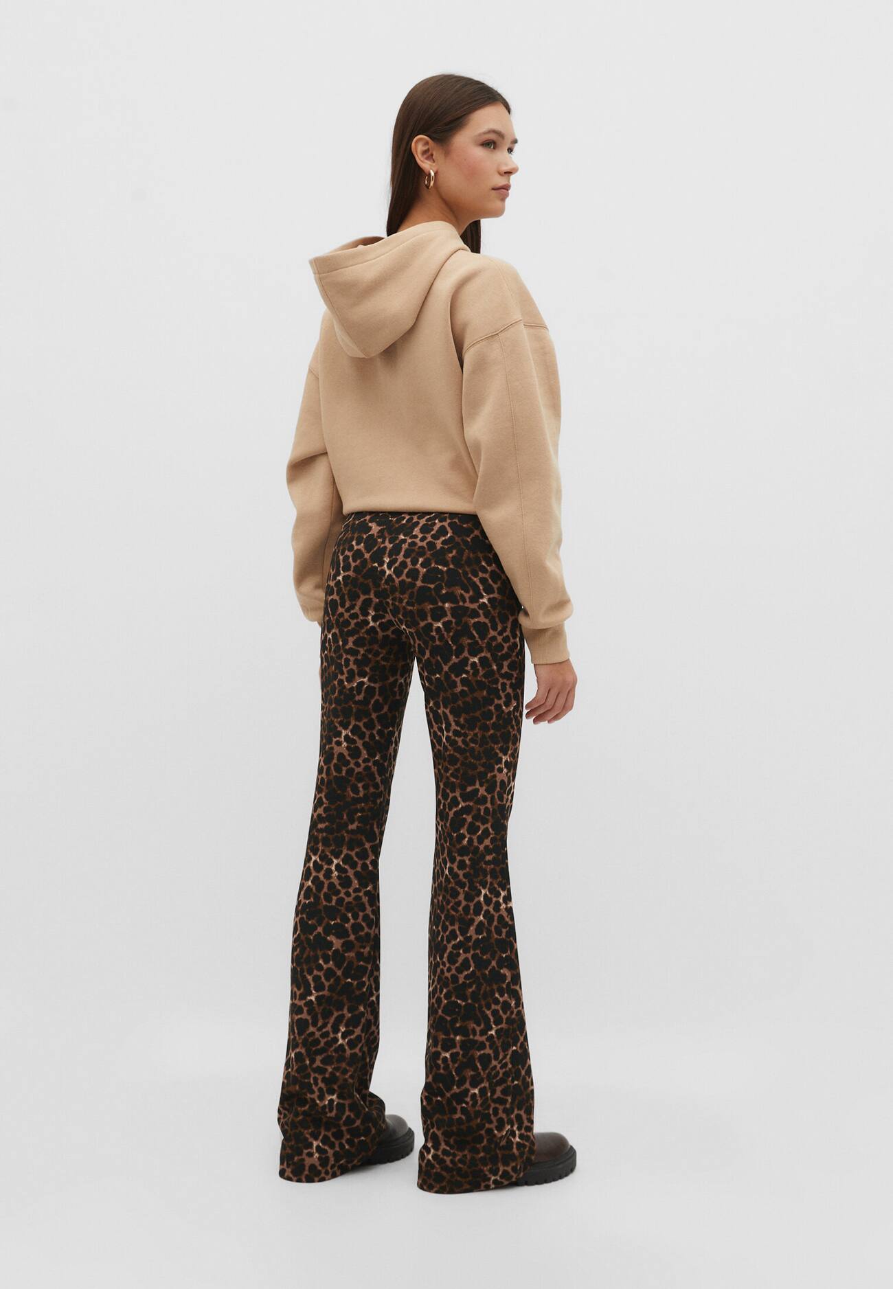 Calça boca de sino com estampa animal