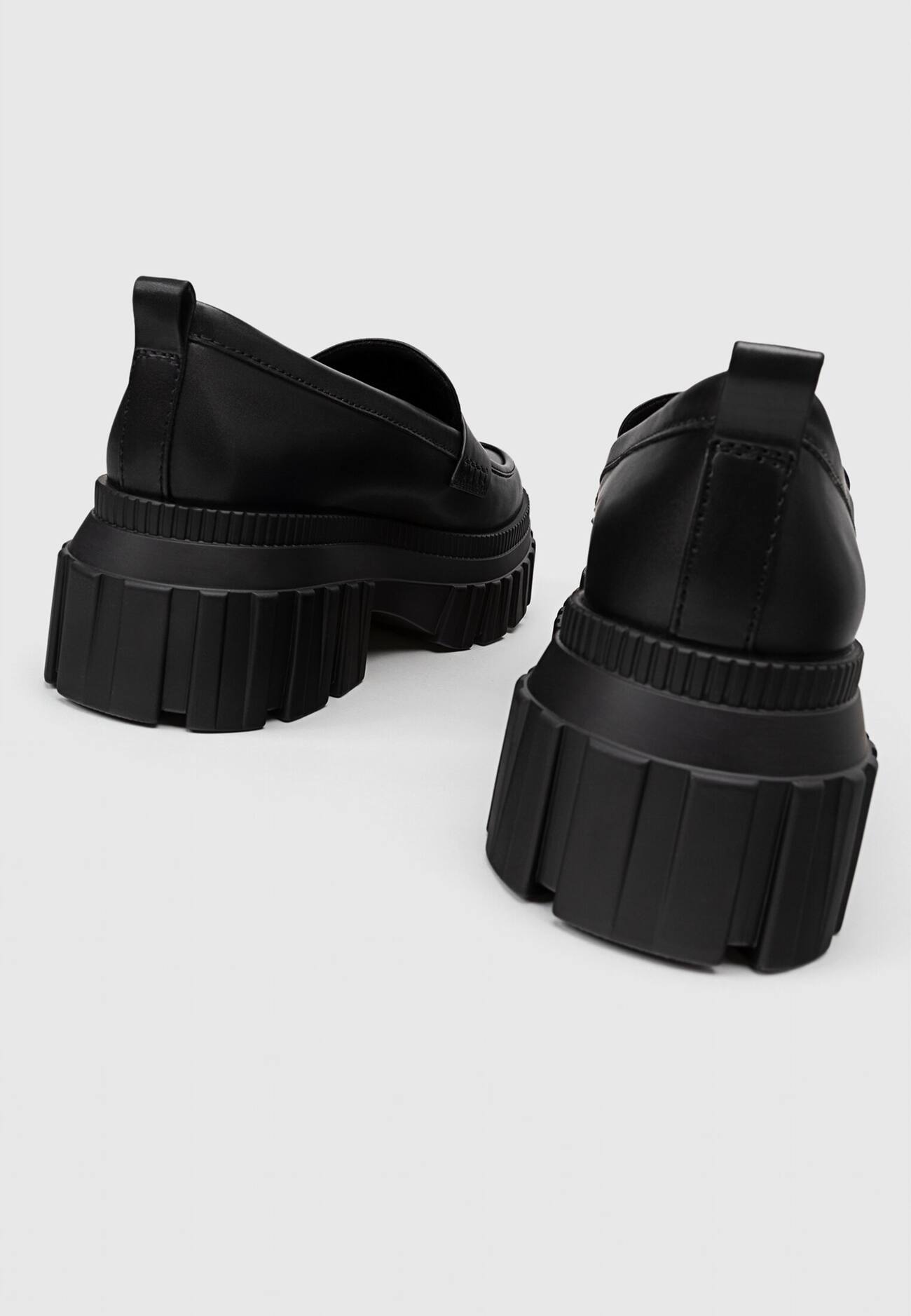Mocassins com solado tratorado