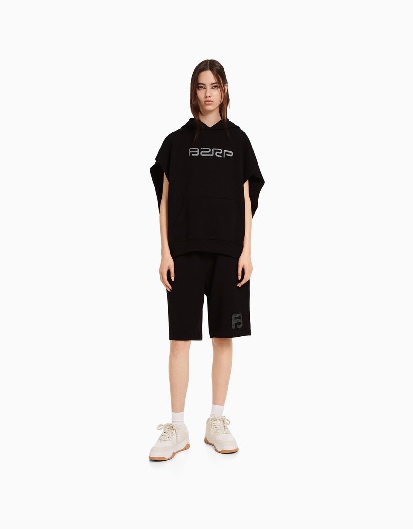 Bermuda de pelúcia BERSHKA com BIZARRAP e strass.