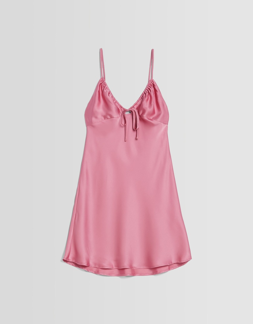 Vestido curto de cetim fluido com alças finas e franzido.