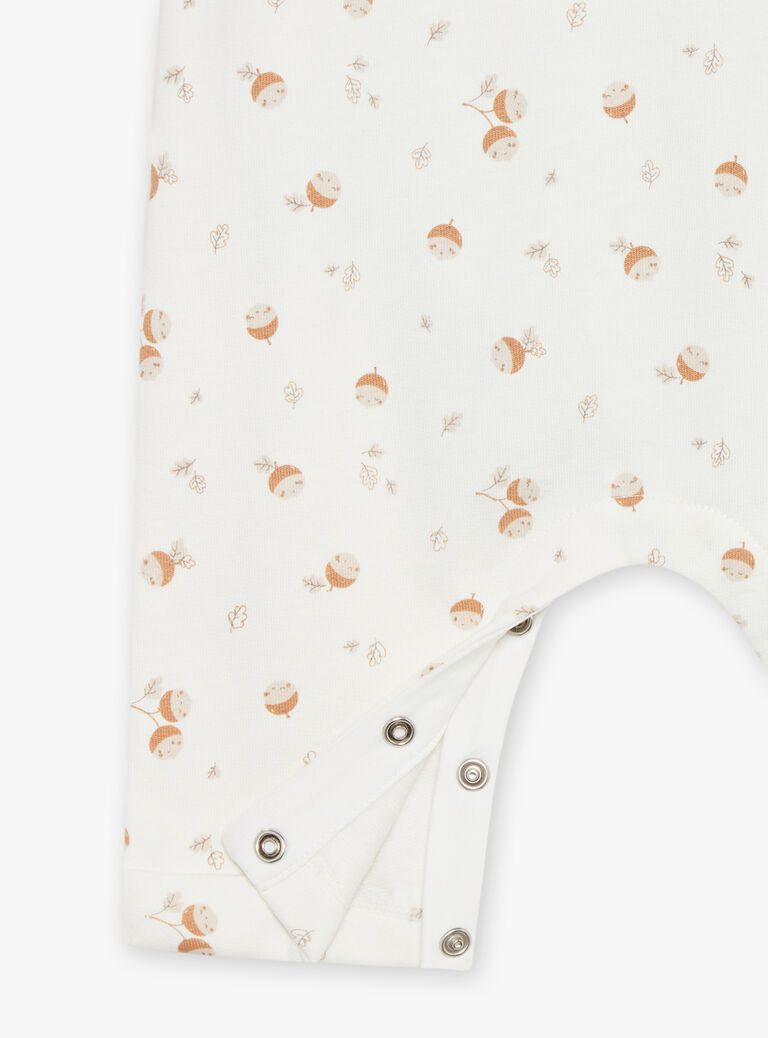 Body caramel, salopette écrue et chaussettes beiges