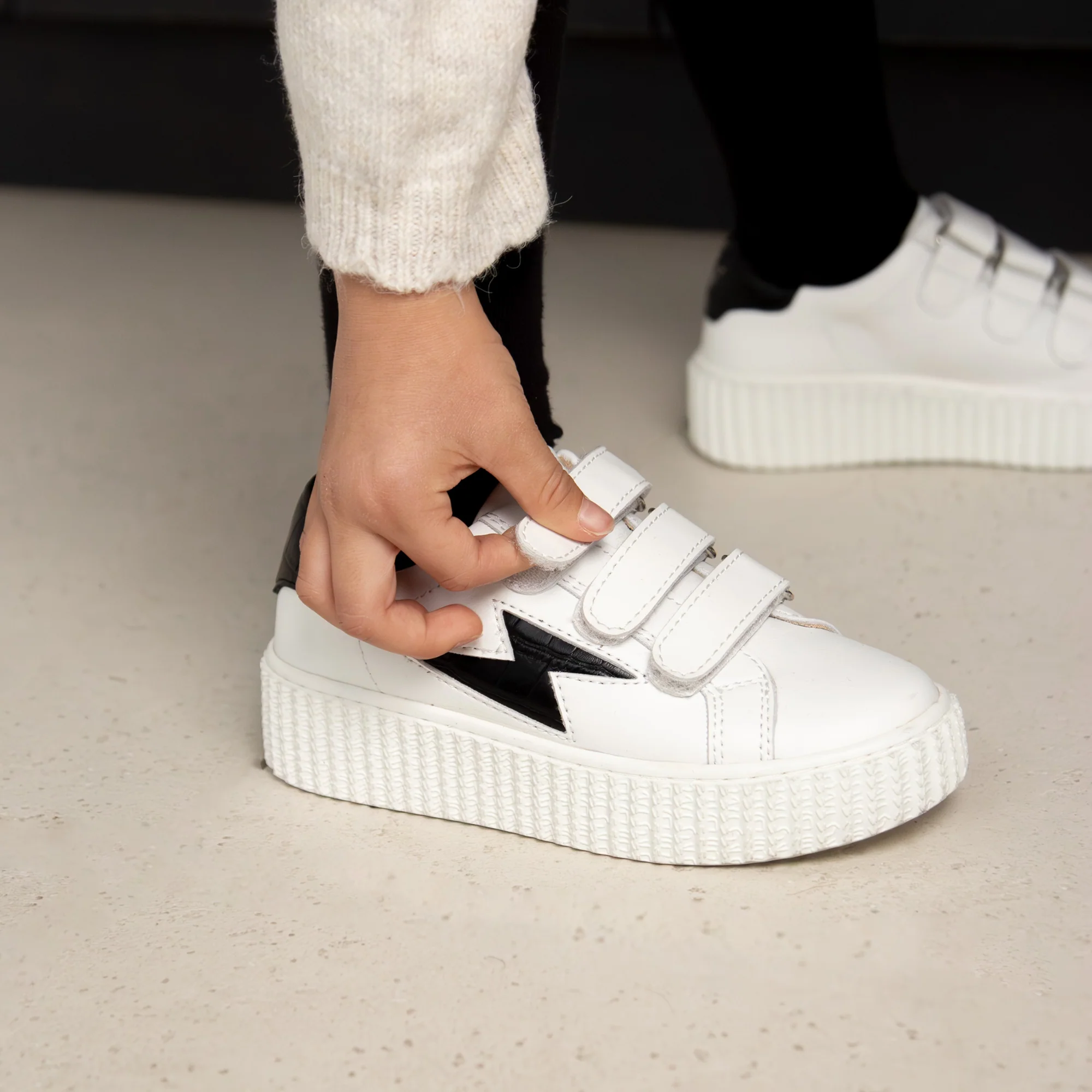 Sneakers-Baskets éclair Mini Elsa blanc et noir croco à scratchs
