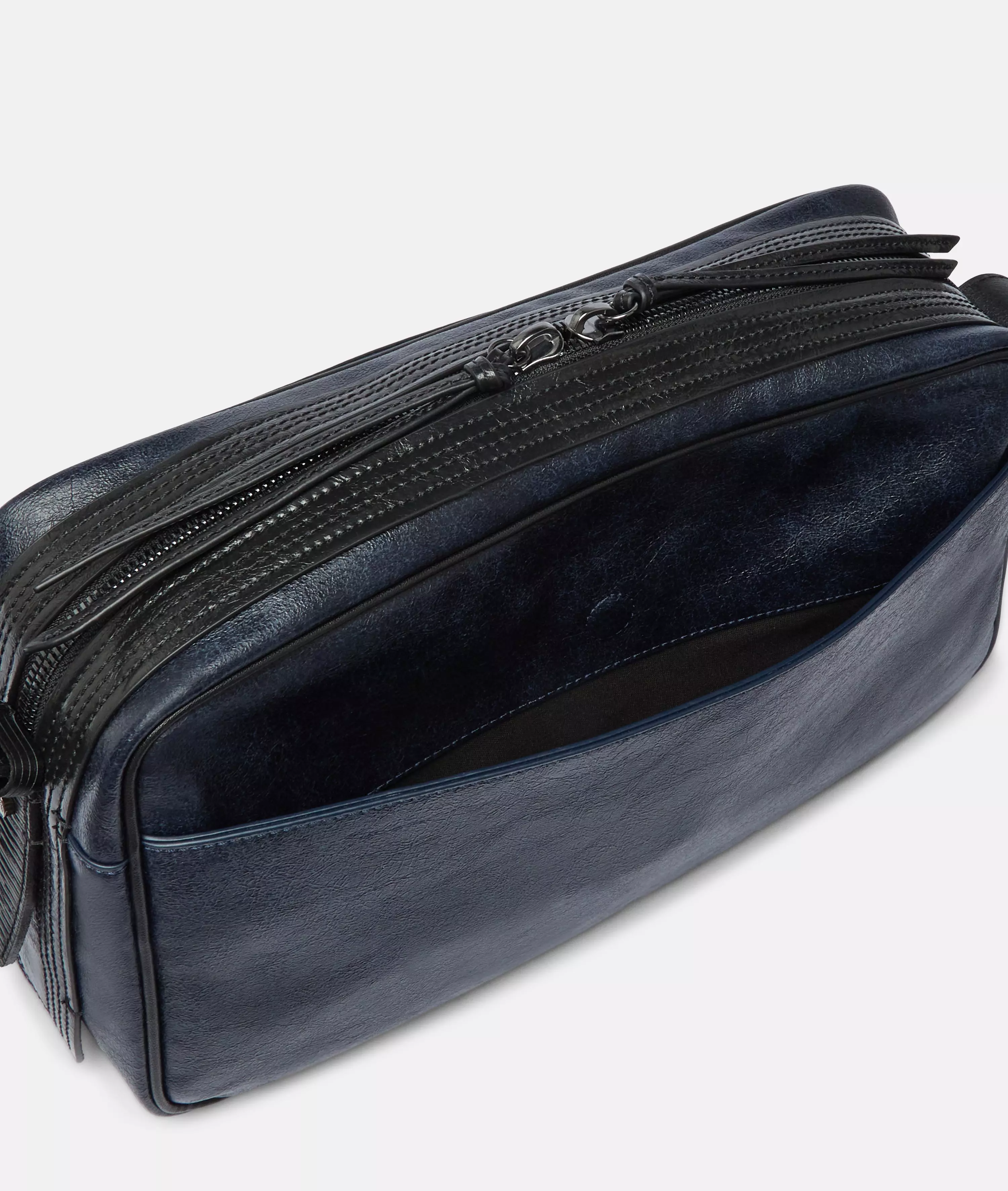 Juno Satchel M Spacious shoulder bag with a vintage look