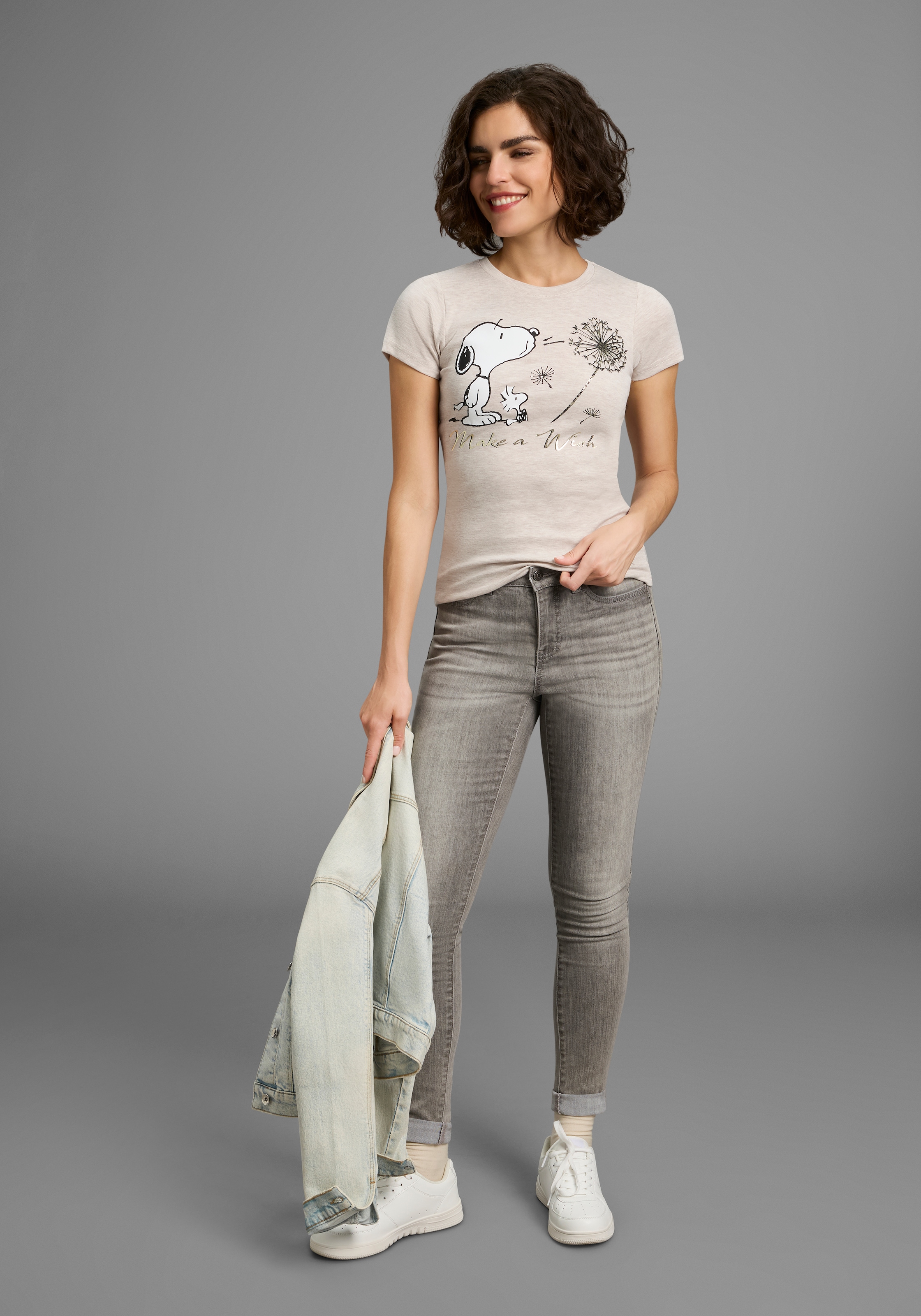 KangaROOS Kurzarmshirt , sehr figurbetonte Passform,  bedruckte, melierte und metallic Optik