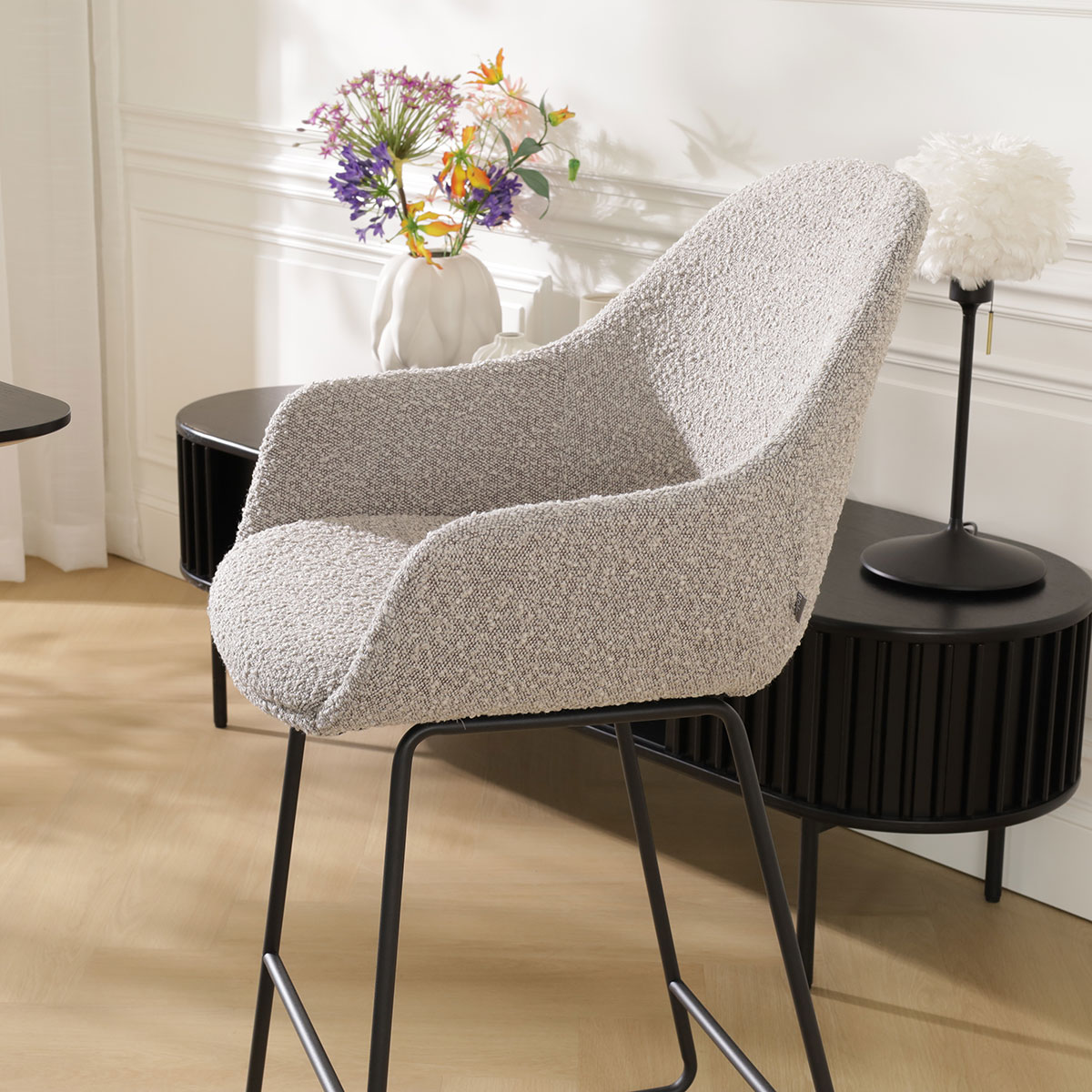 Barkruk Nino-Mae bouclé taupe - zwart onderstel - 65 cm