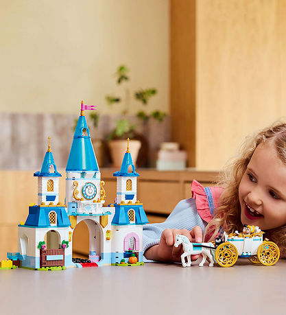 LEGO® Disney Princess - Cinderellas Schloss und Pferdekutsche 43