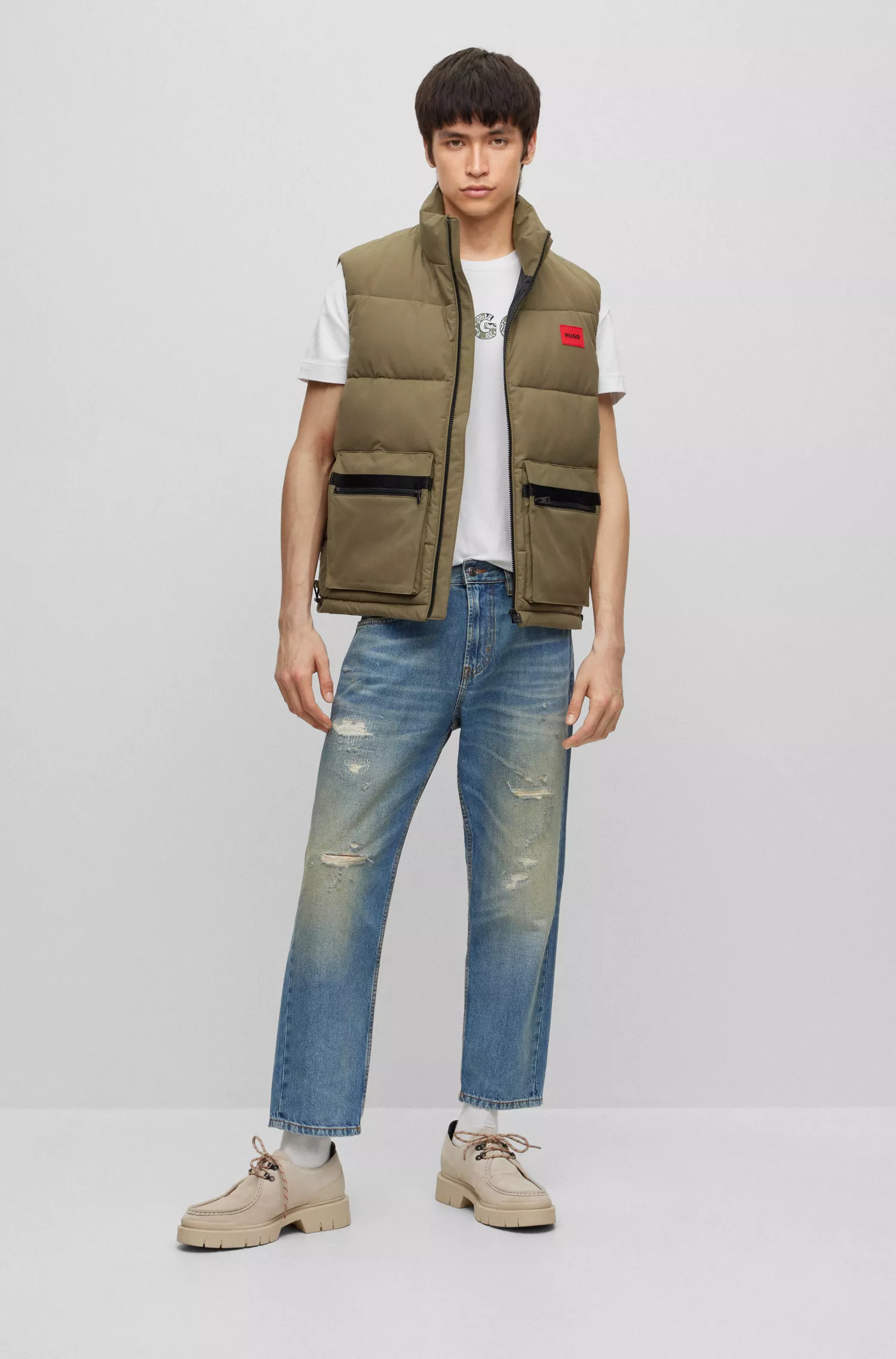 Calça jeans HUGO vermelha, modelagem folgada, em denim azul com lavagem vintage.