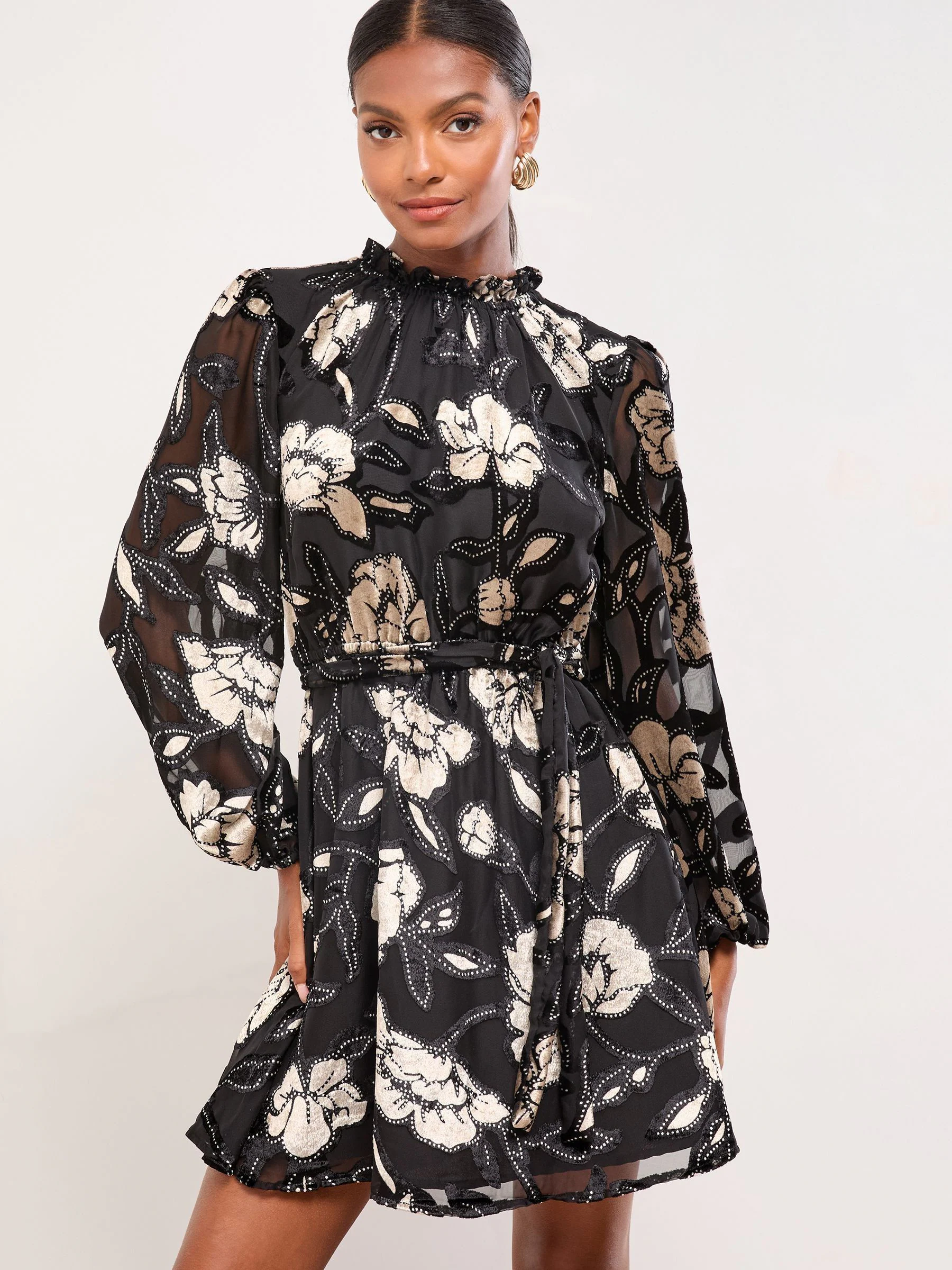 Zwart fluweel - Lipsy Print Lace Insert and Studs Long Sleeve High Neck Waisted Mini Dress