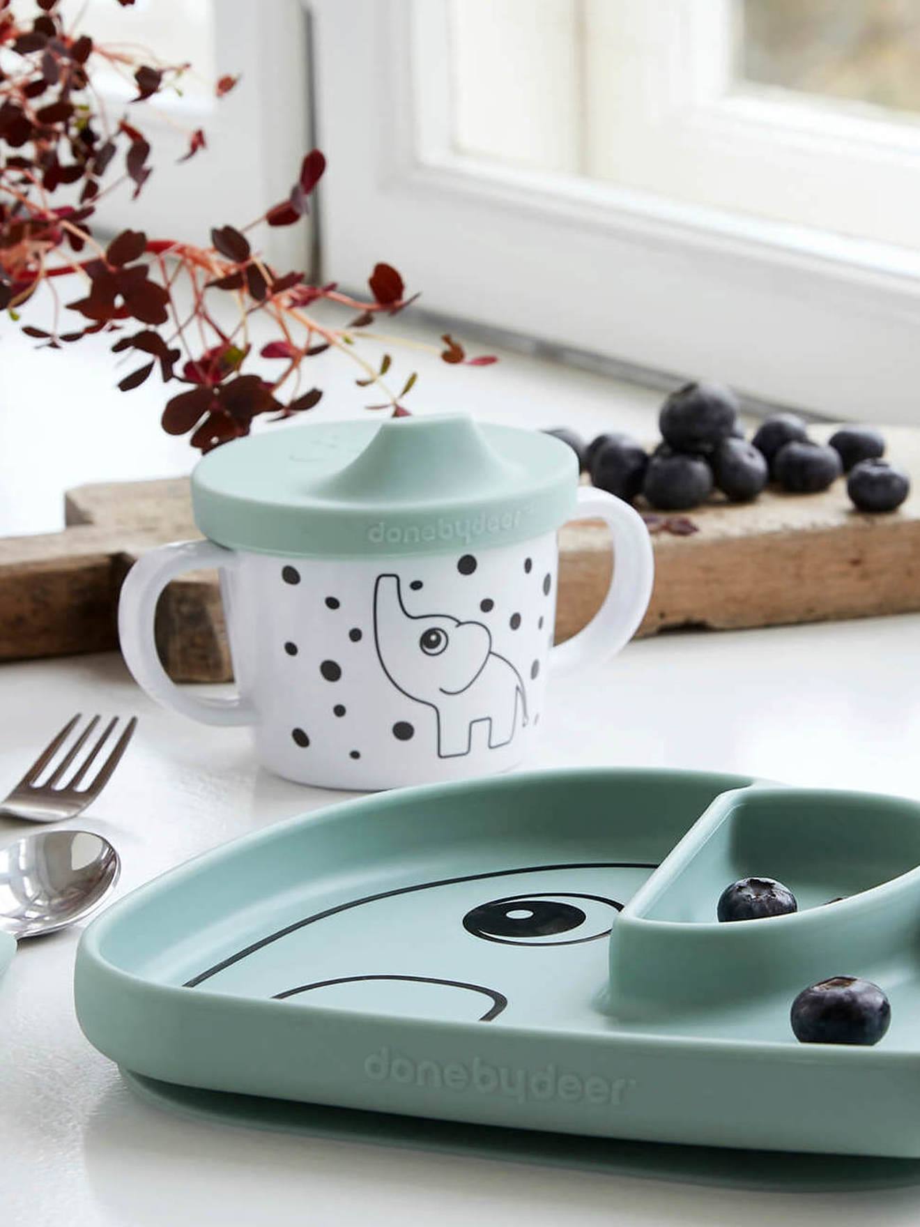 Prato elegante Stick&Stay da DEER, em silicone amarelo escuro liso com estampa.