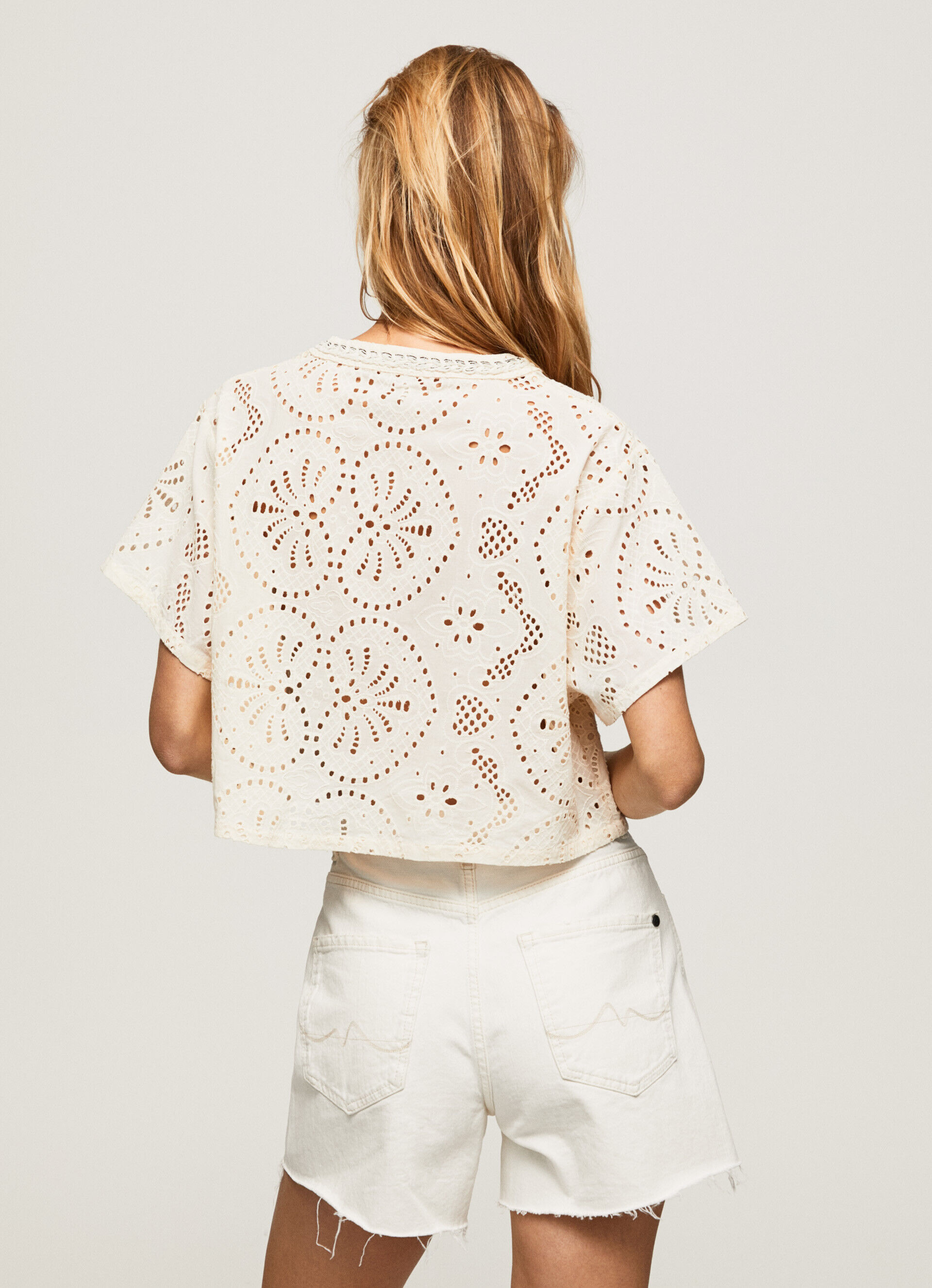Blusa com detalhes decorativos na abertura - branco manteiga