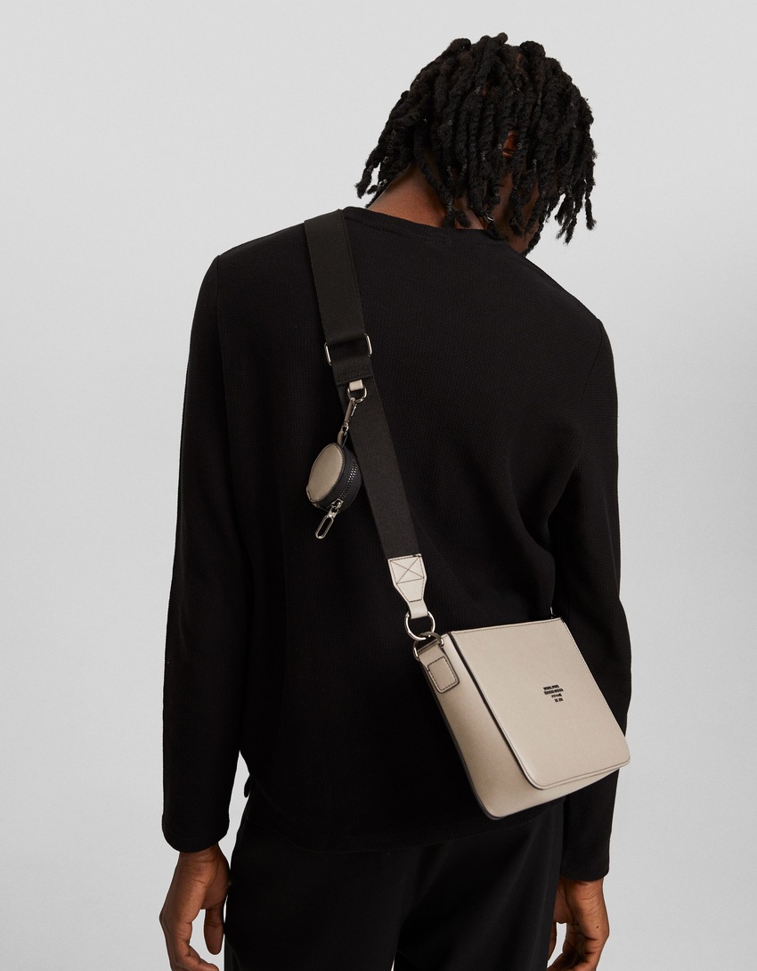 Bolsa transversal com detalhes