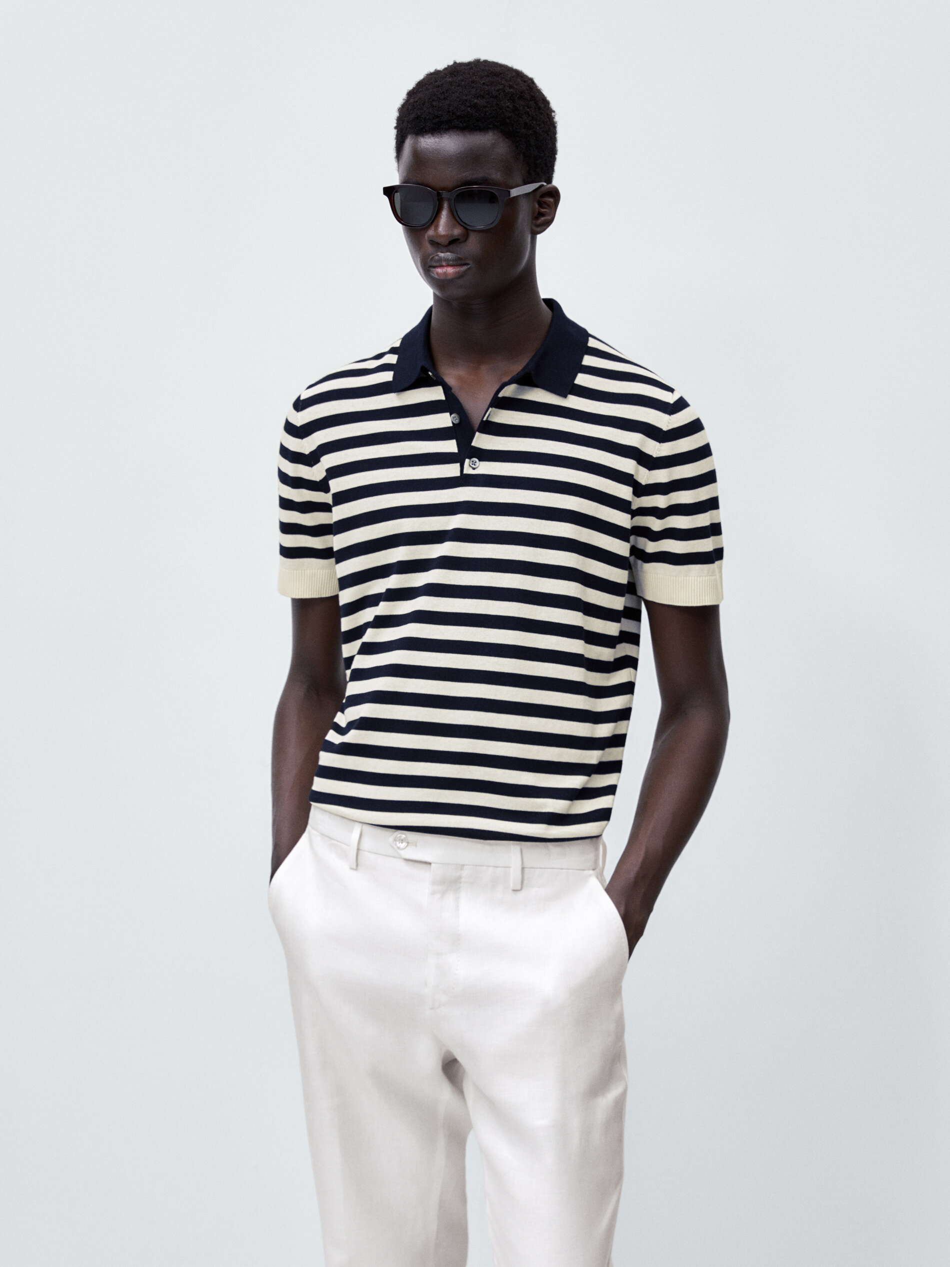 Camisa polo listrada com gola contrastante e mangas curtas - AZUL MARINHO