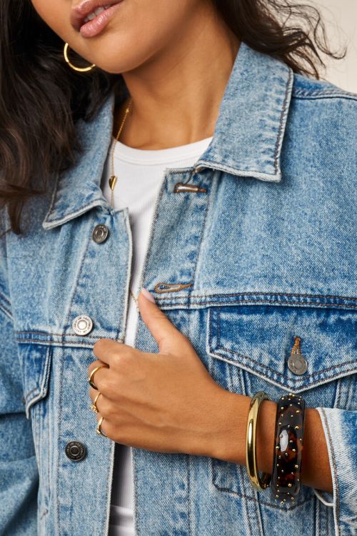 Bruine bangle met goudkleurige studs