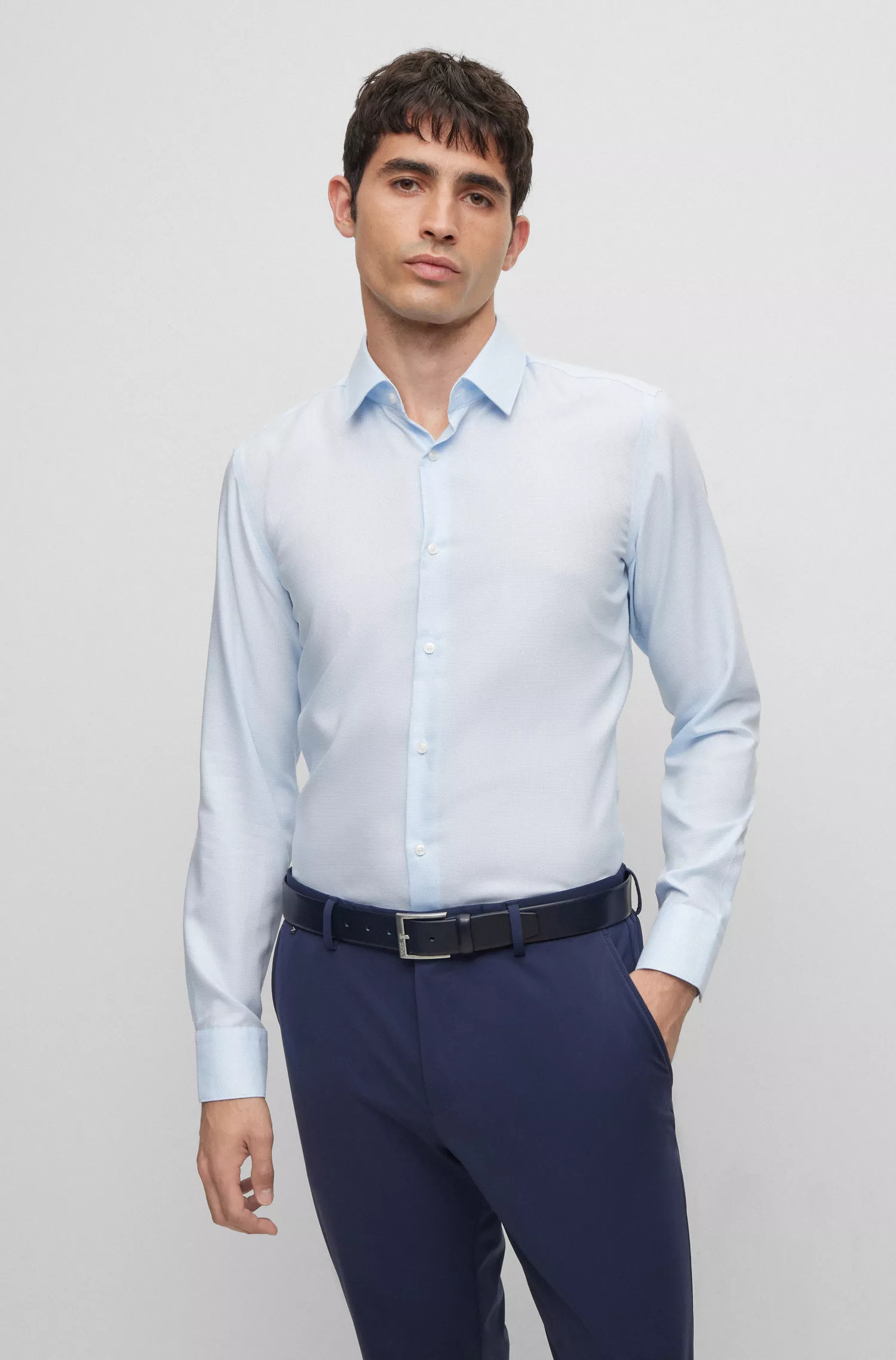 Camisa BOSS preta de corte slim em algodão estruturado de alto desempenho.