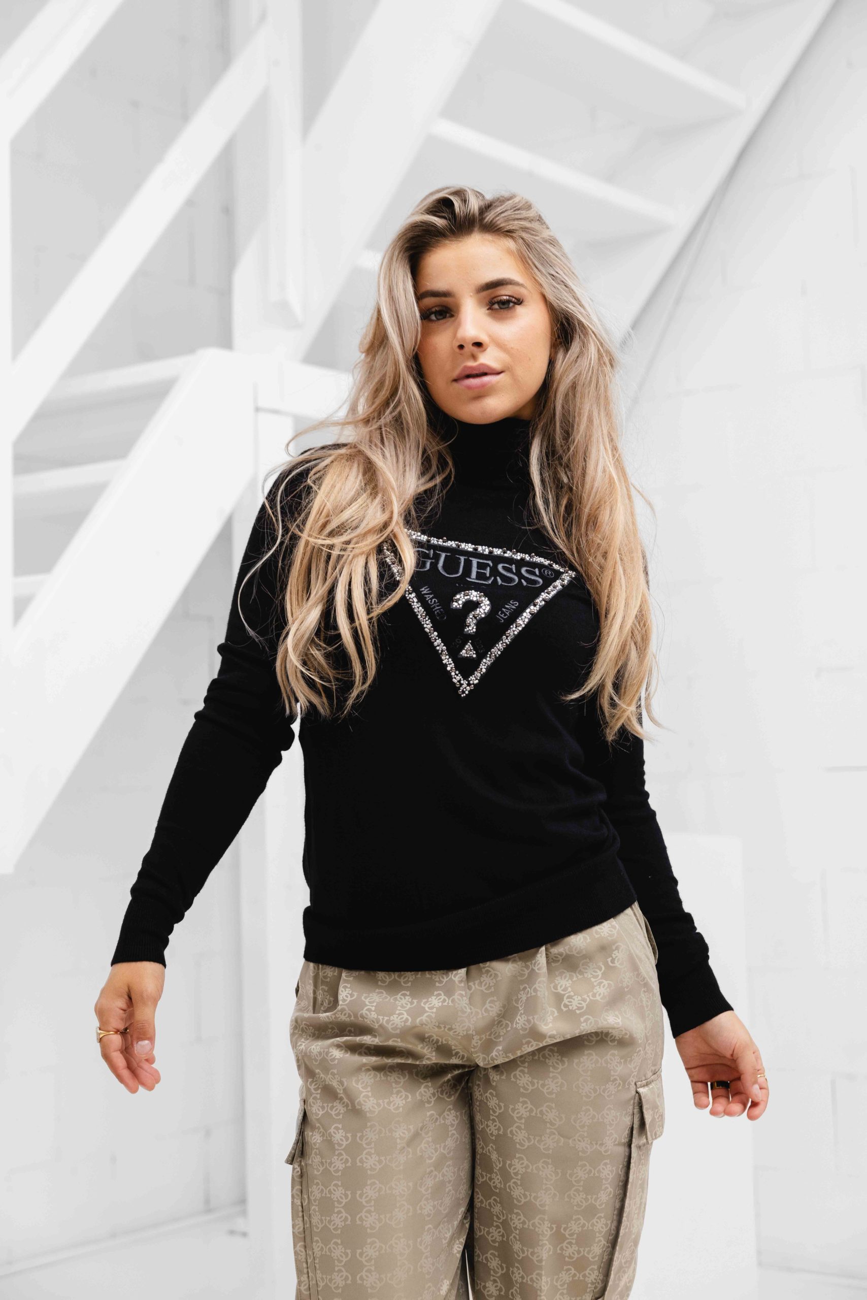 Guess Piper Triangle Logo Sweater Dames Zwart