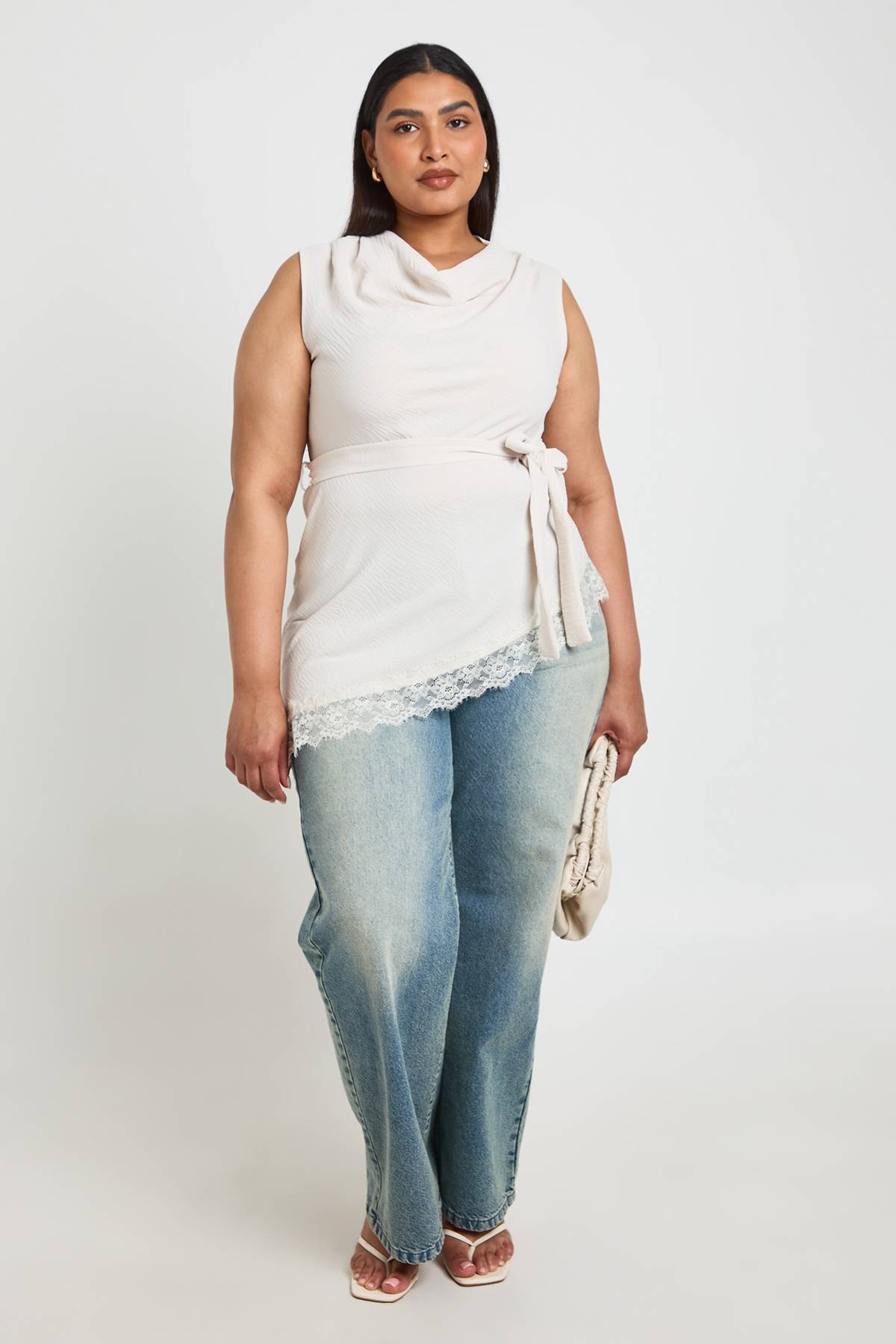boohoo Haut Asymétrique Grande Taille Col Bénitier Taille Nouée Ourlet En Dentelle