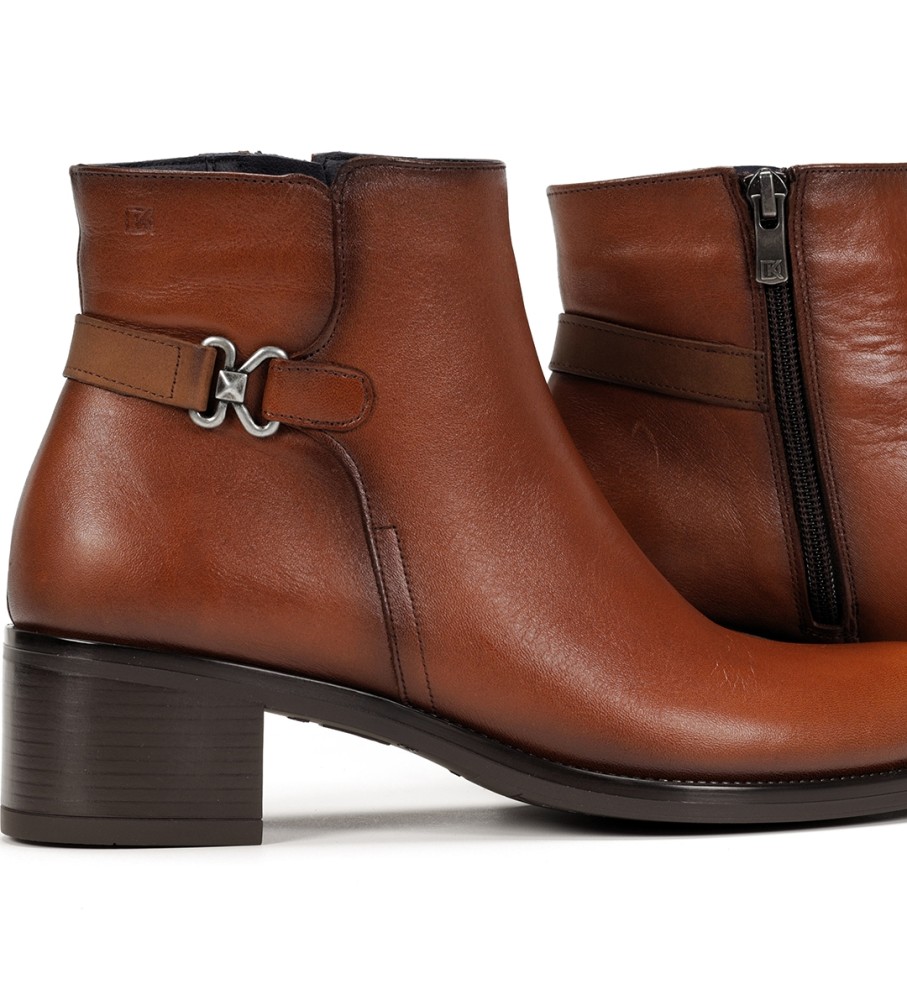 Botas de cano curto Dorking by Fluchos Chiara D8966 em couro marrom - salto de 5 cm -