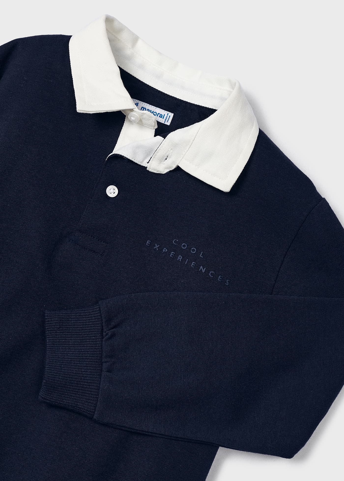 Camisa polo infantil Better Cotton com gola contrastante.