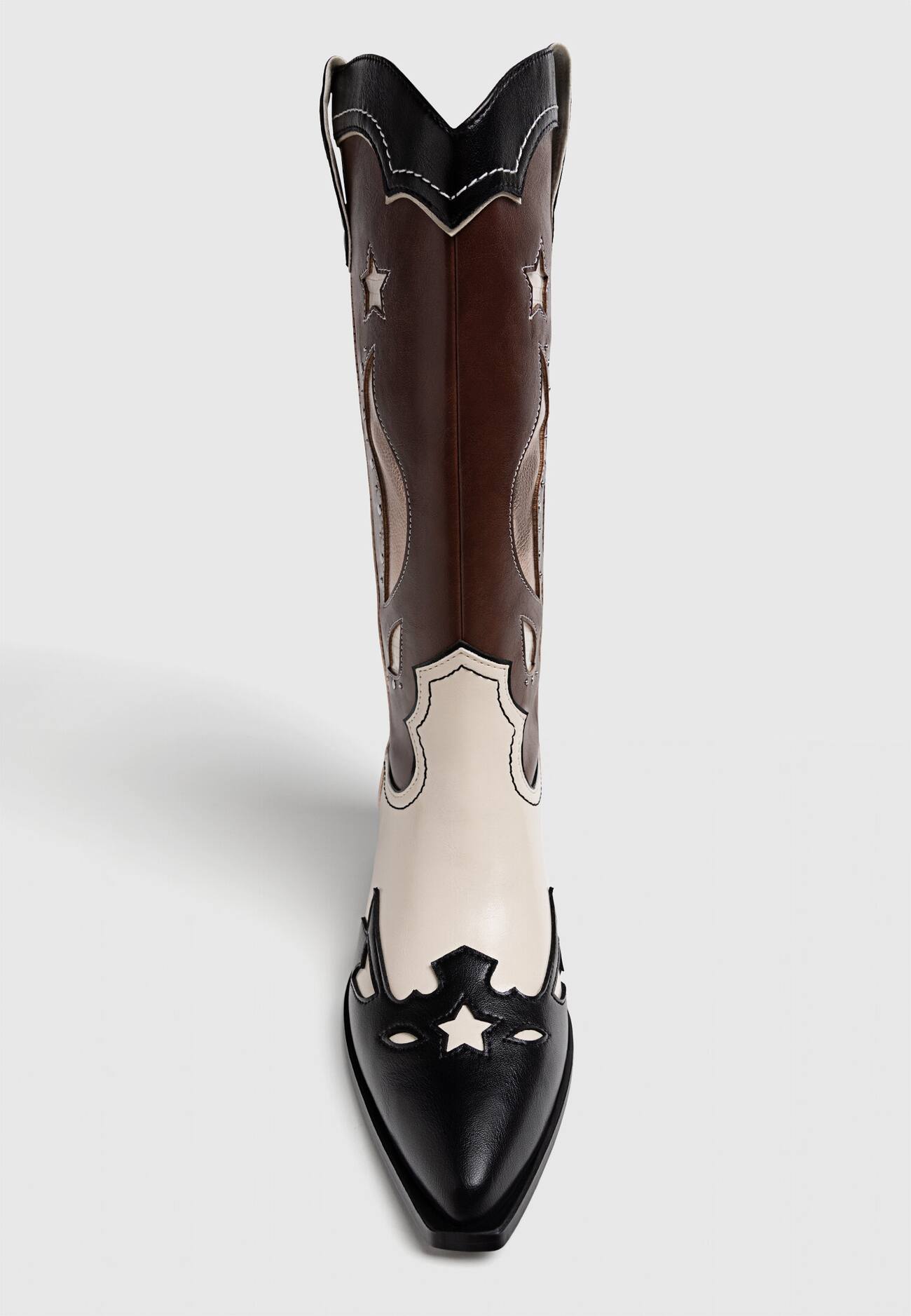 Botas de cowboy com salto e detalhes ornamentados