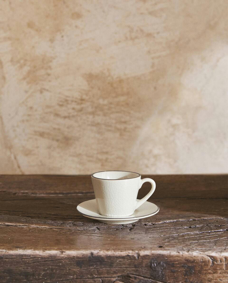 Xícara de café de grés com detalhe na borda