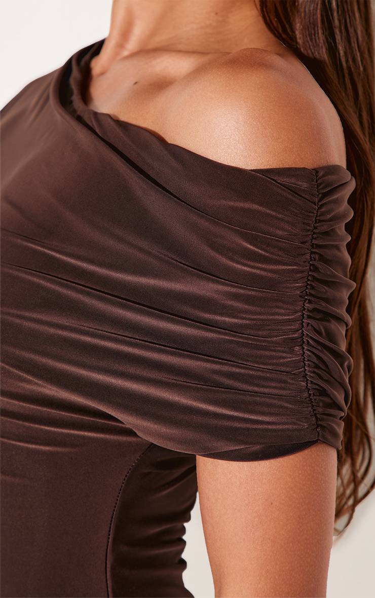 Dark Chocolate Robe Longue Asymétrique À Manches Froncées En Tissu Soyeux Double Épaisseur