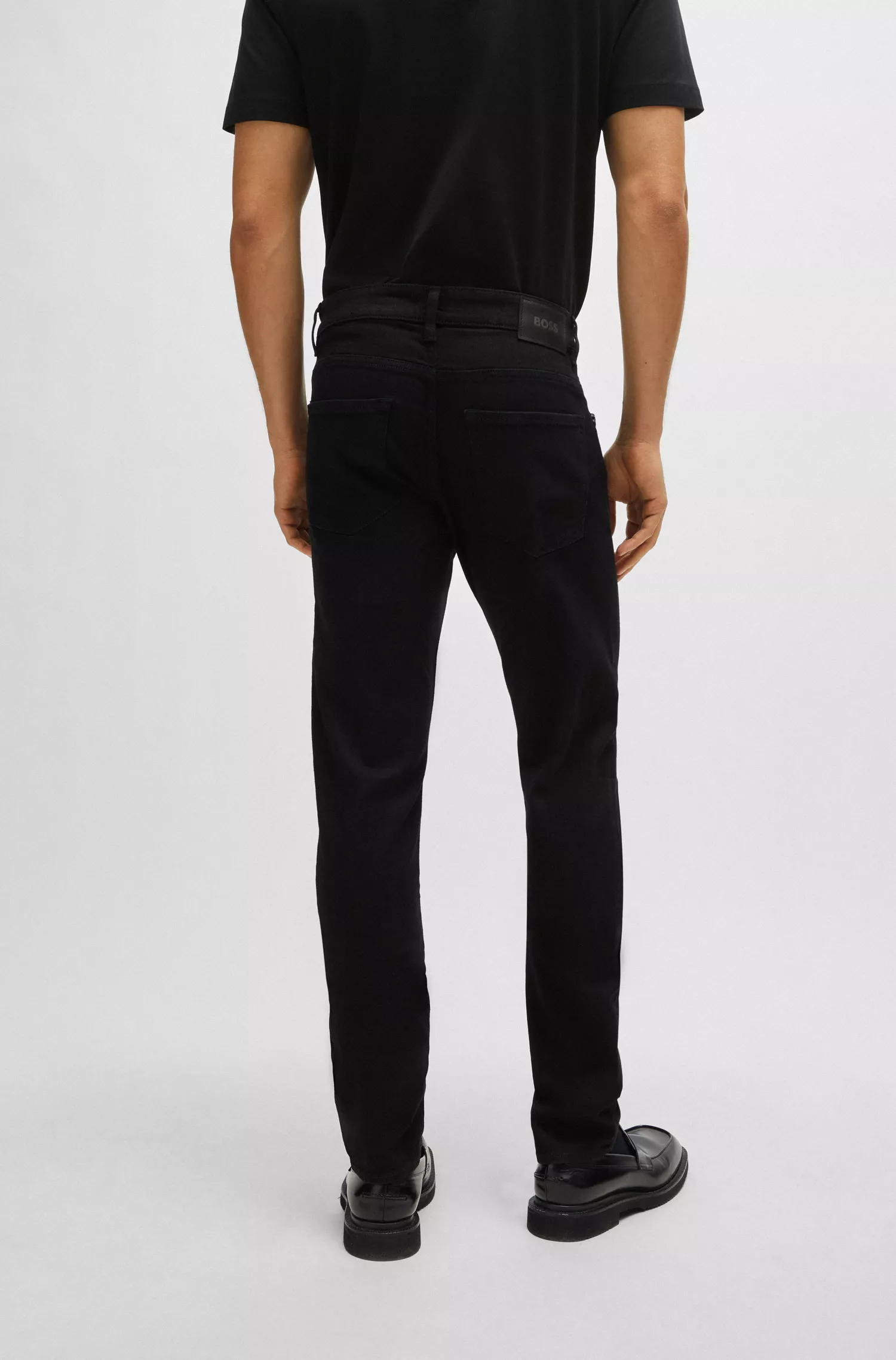 Calça jeans BOSS preta, corte slim, em denim italiano supermacio.
