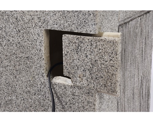 Design tuinfontein met 4 niveaus, 38,7 x 32,3 x 80,3 cm, kunststeen grijs, inclusief slang en pomp.