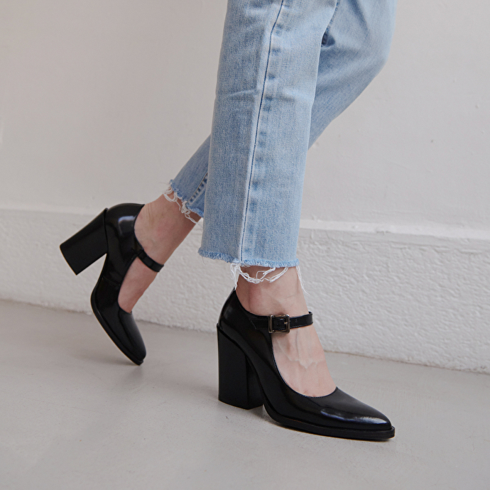 Babies à talons et bouts pointus  en cuir glacé noir