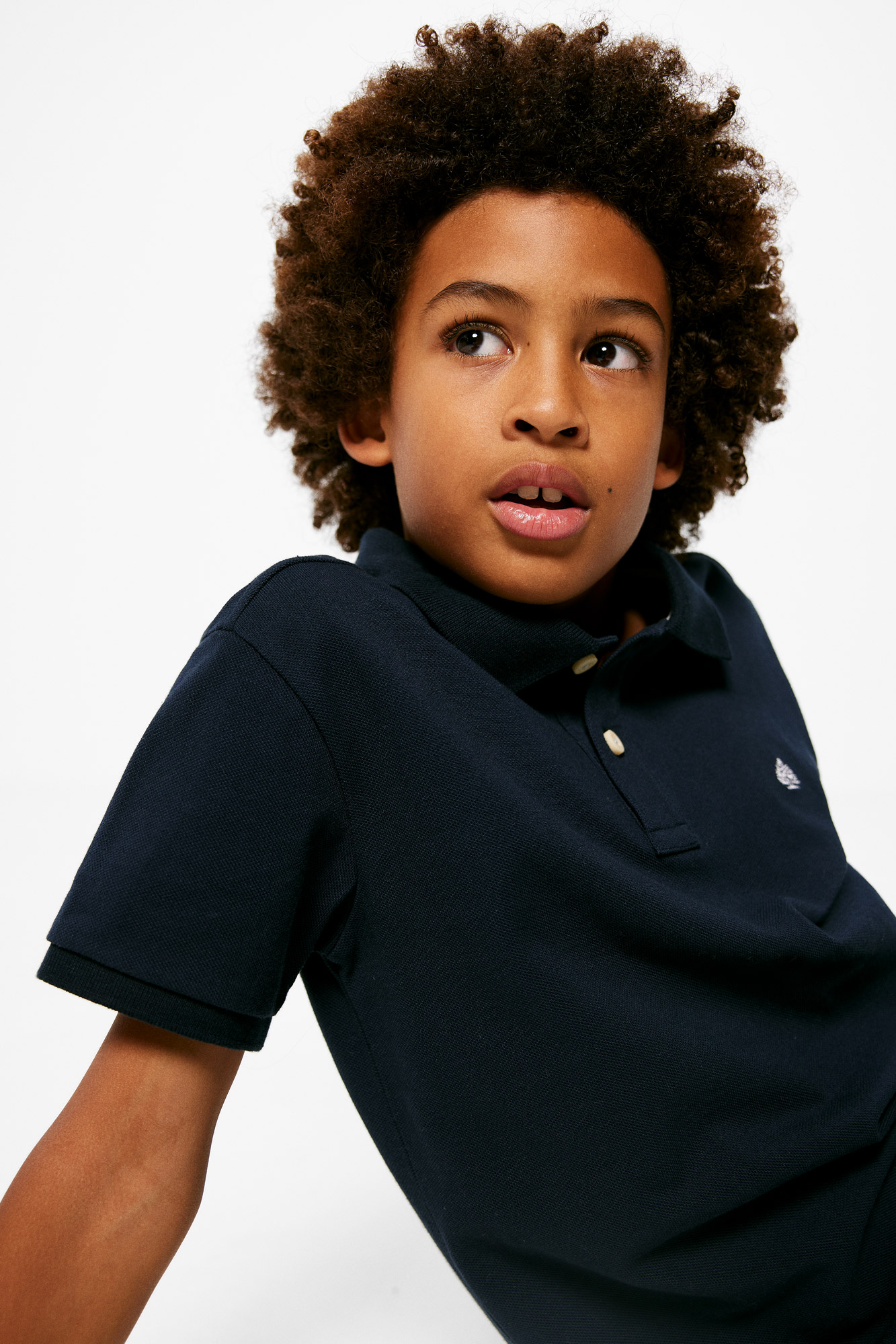 Camisa polo básica com logotipo para meninos