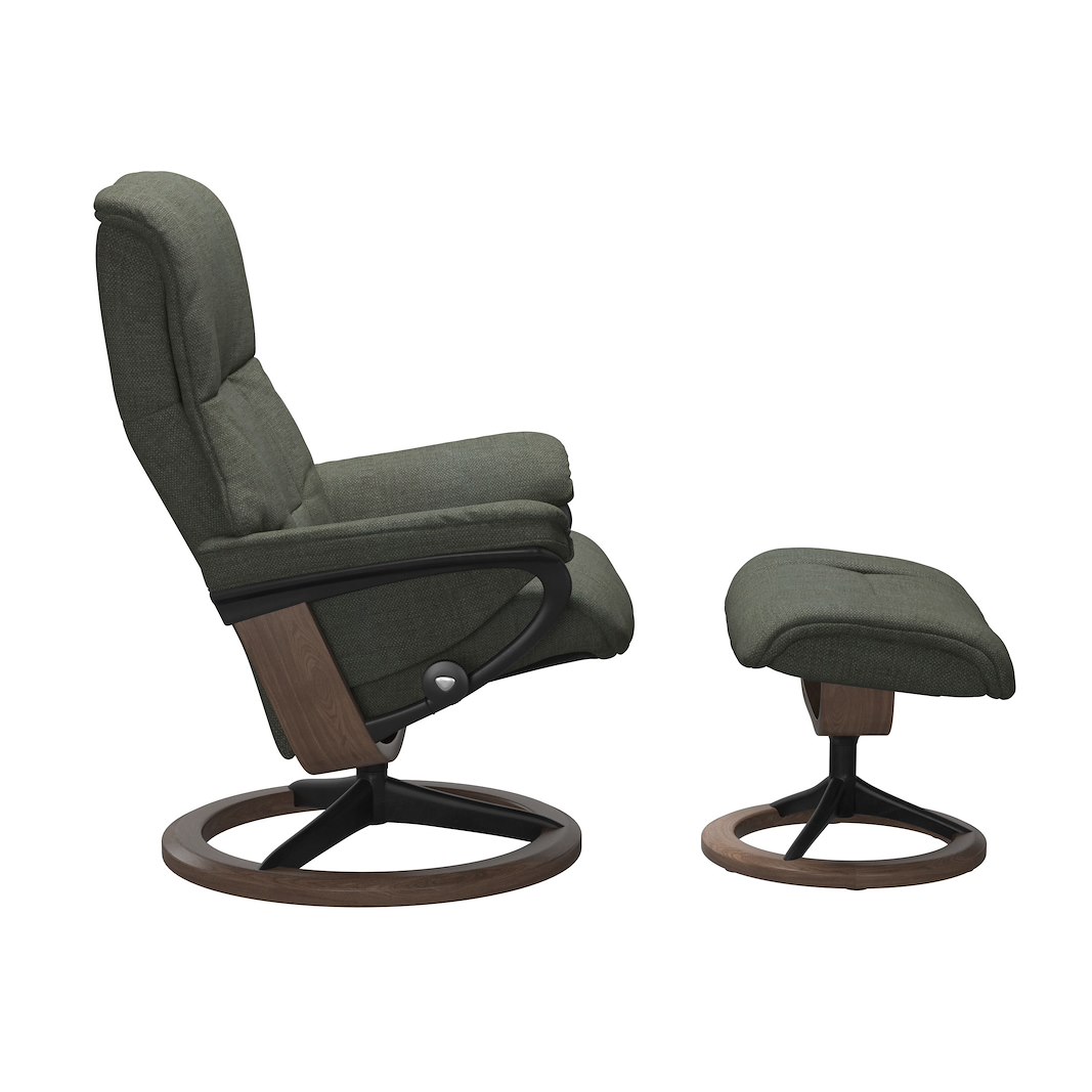 Mayfair (M) Signature lenestol med krakk Tekstil Daisy Green og Signature understell i valnøttbeiset og sort.