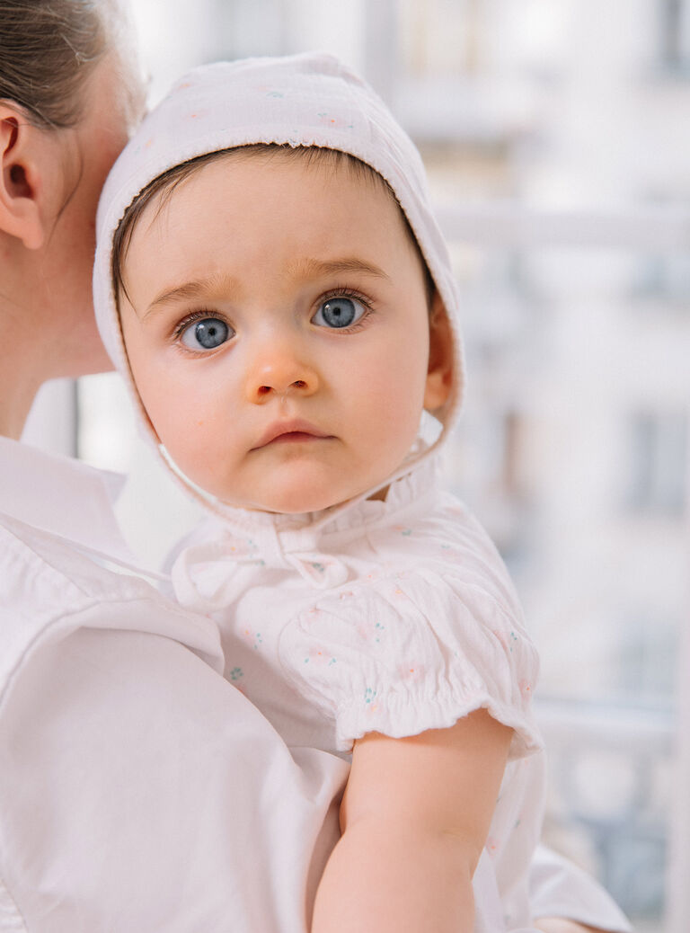 Robe et béguin de naissance blancs à imprimé fleurs